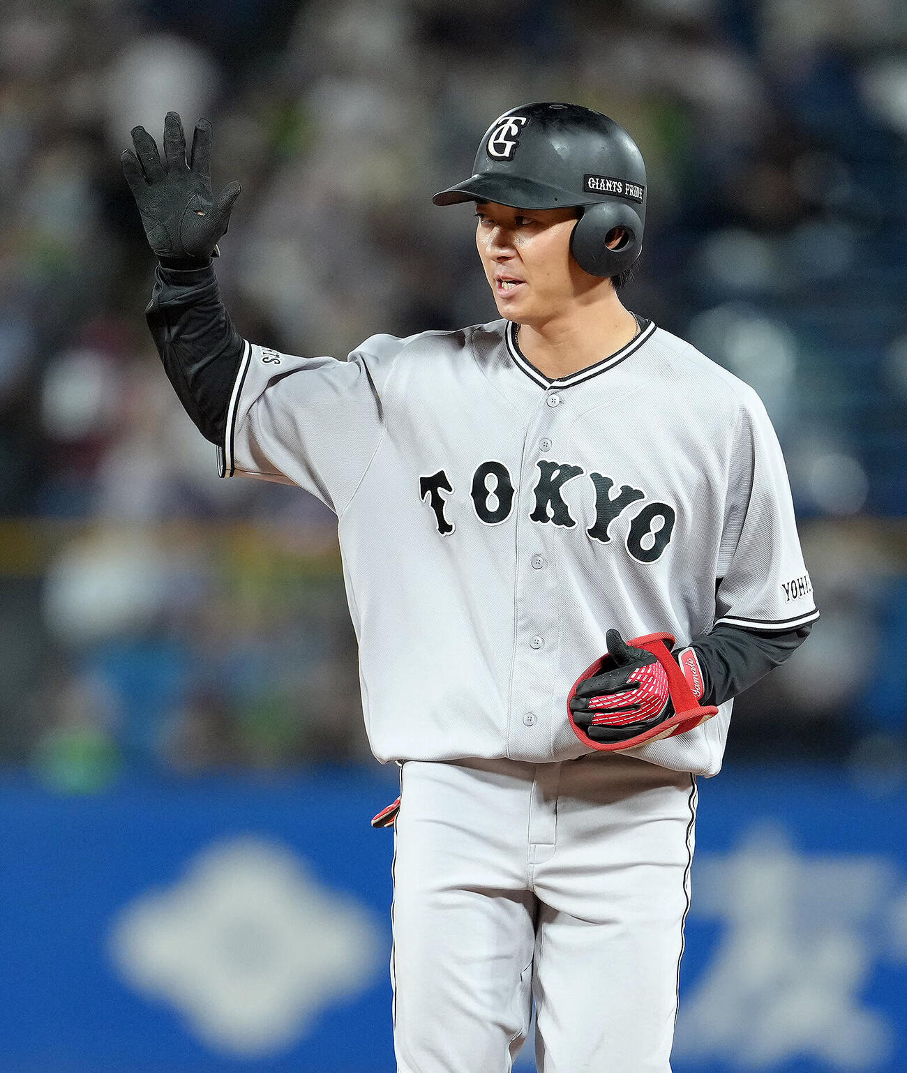 ヤクルト対巨人　7回表巨人1死一、三塁、鈴木大和は左前適時打を放つ（撮影・足立雅史）