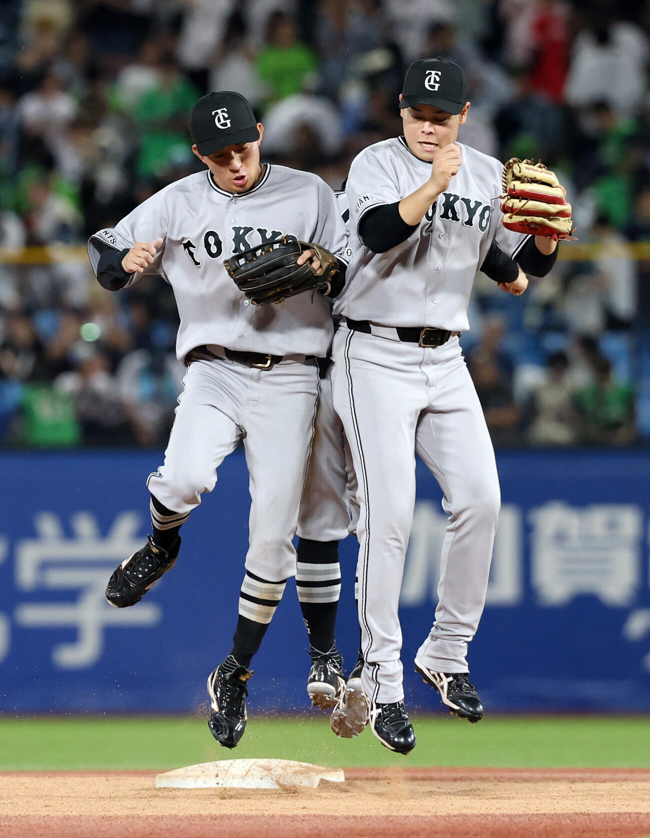 ヤクルト対巨人　ヤクルトに3連勝し、ヒップタッチで喜ぶ鈴木大和（左）、中山礼都ら巨人ナイン（撮影・浅見桂子）