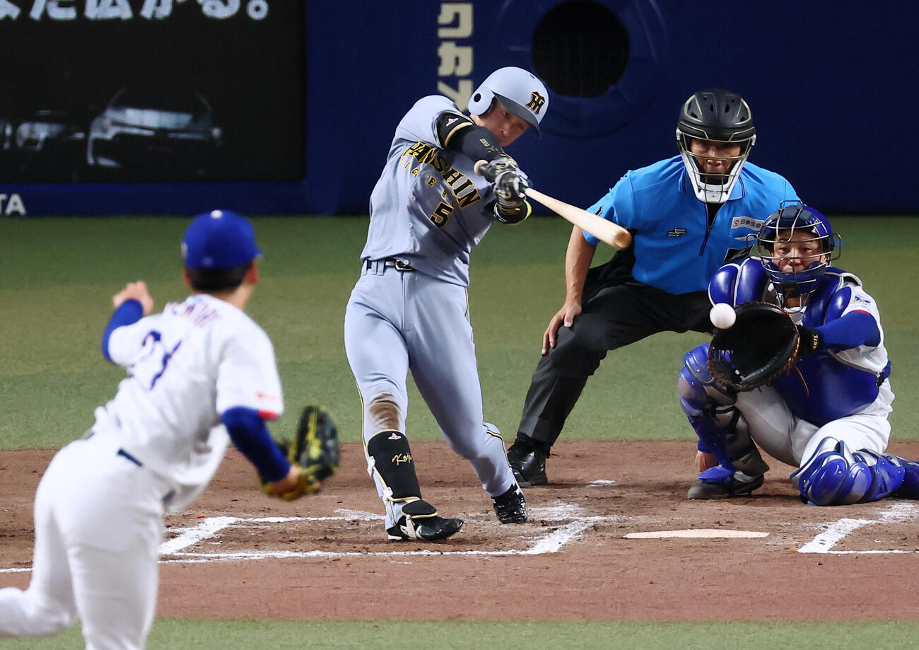 中日対阪神　7回表阪神1死二塁、近本光司は内野安打を放つ。投手金丸夢斗（撮影・加藤哉）