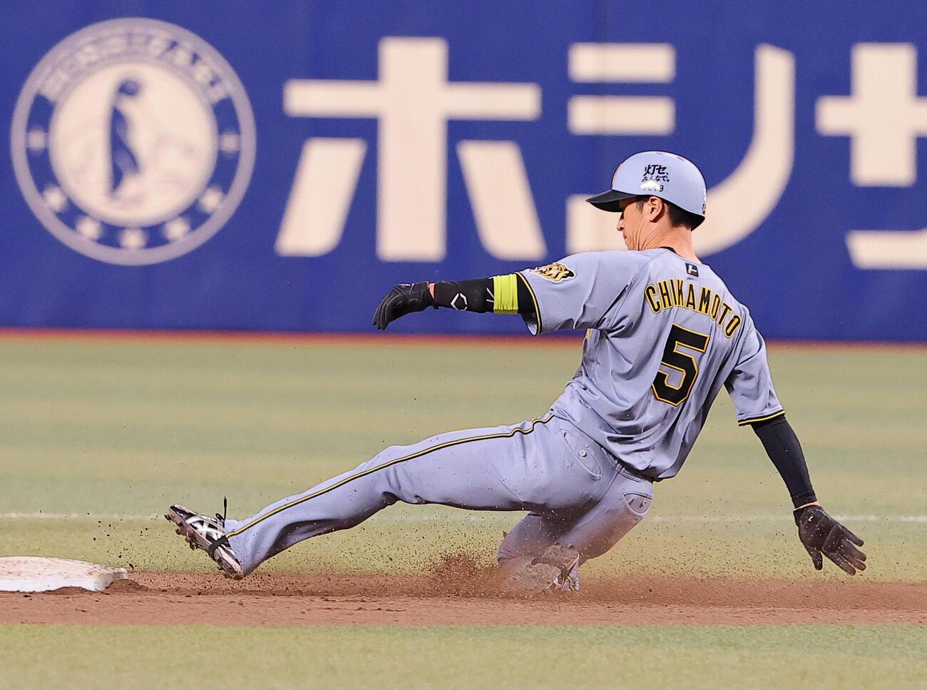 中日対阪神　8回表阪神2死一、三塁、近本光司は二盗を決める（撮影・上田博志）