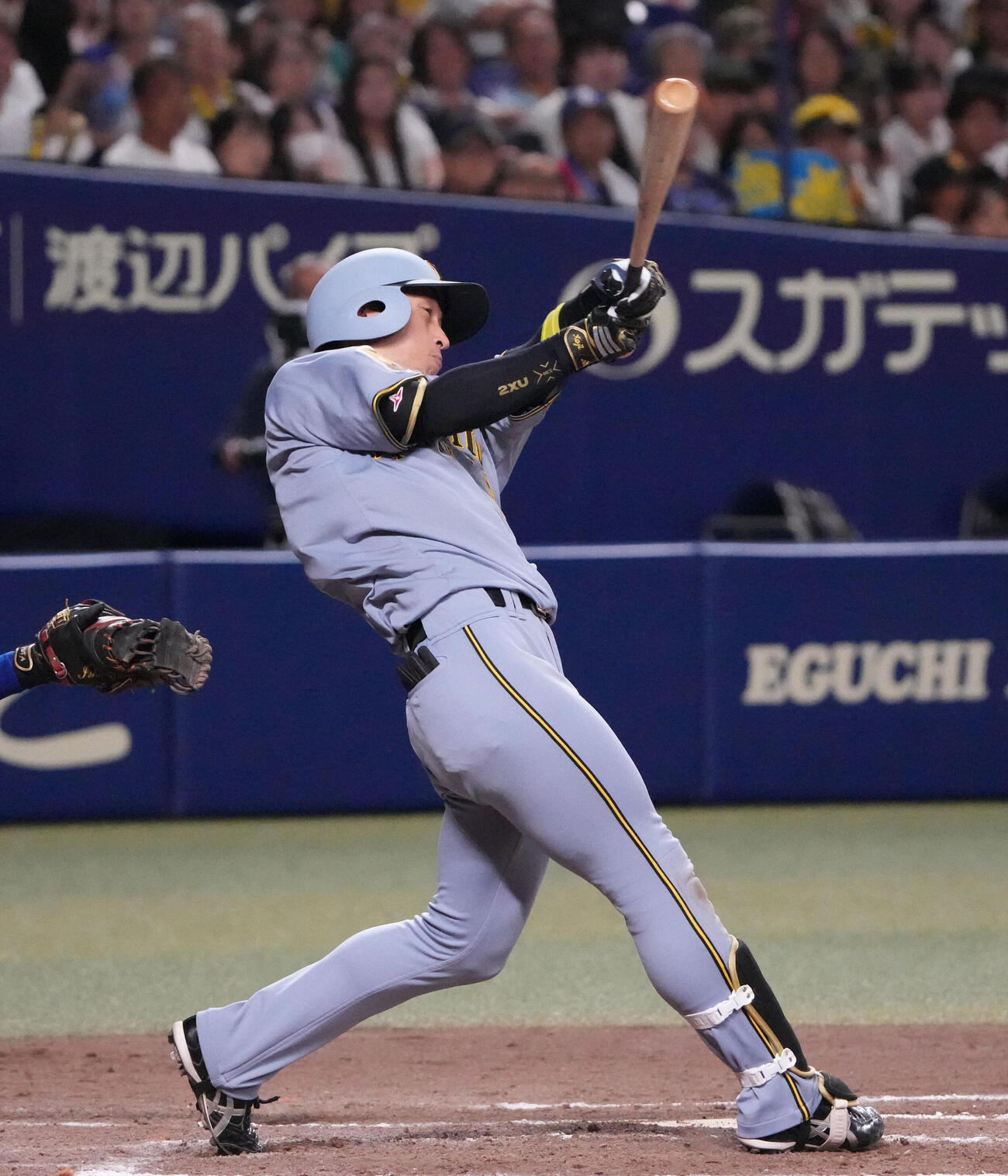 中日対阪神　8回表阪神2死一塁、安打を放つ近本光司（撮影・森本幸一）