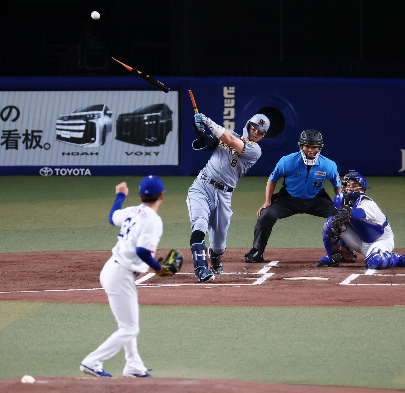 中日対阪神　1回表阪神1死一、二塁、佐藤輝明は右前適時打を放つ。投手金丸夢斗（撮影・加藤哉）