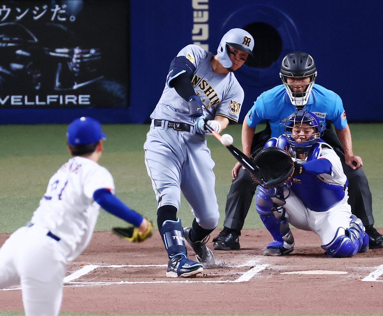 中日対阪神　6回表阪神無死、森下翔太は右前打を放つ。投手金丸夢斗（撮影・加藤哉）