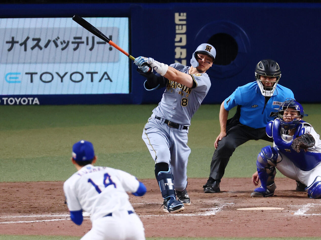 中日対阪神　9回表阪神無死一塁、佐藤輝明は右前打を放つ。投手草加勝（撮影・加藤哉）