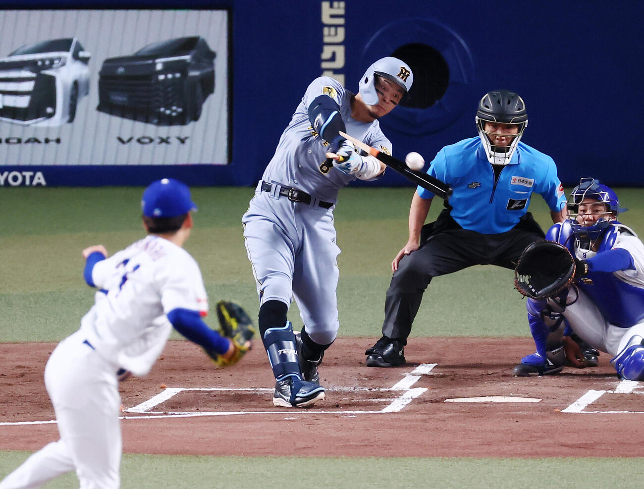 中日対阪神　1回表阪神1死一、二塁、佐藤輝明は右前適時打を放つ。投手金丸夢斗（撮影・加藤哉）