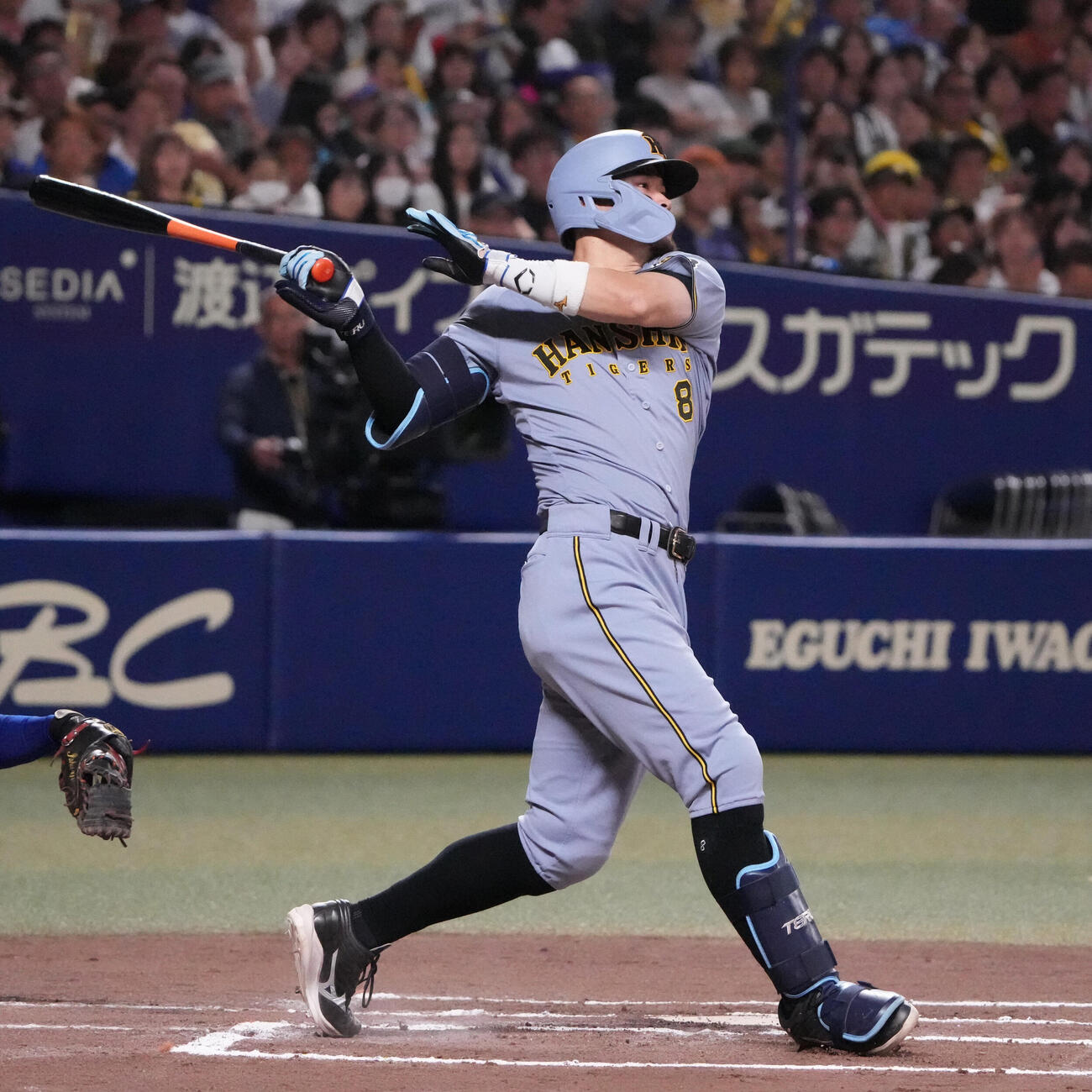 中日対阪神　6回表阪神無死一塁、安打を放つ佐藤輝明（撮影・森本幸一）