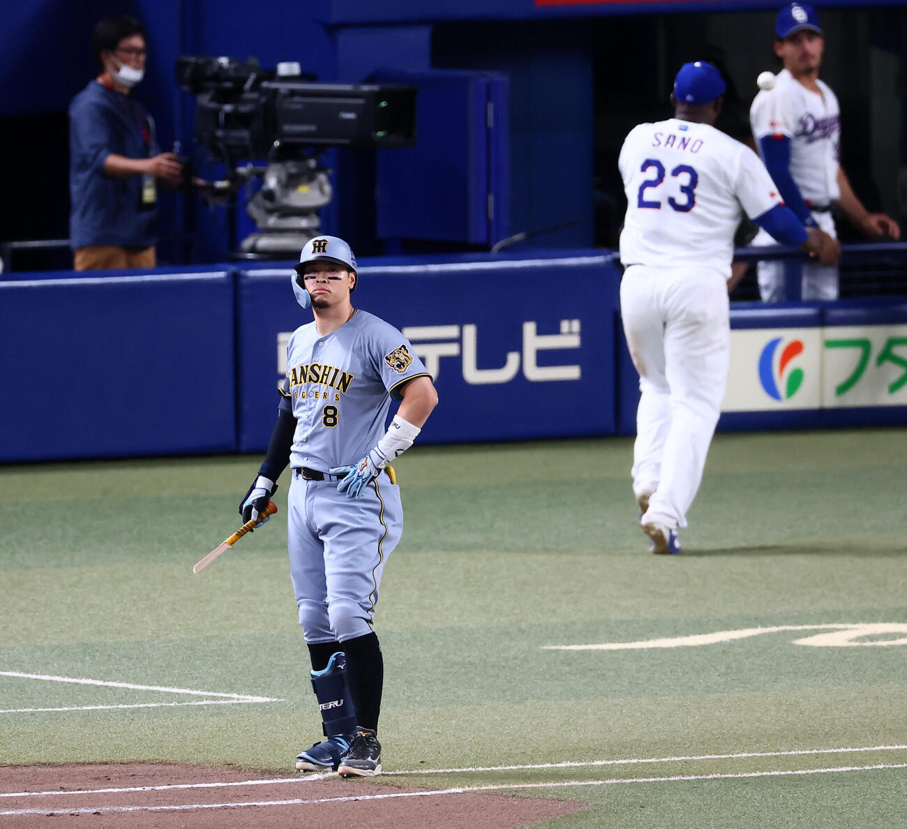 中日対阪神　7回表阪神2死満塁、佐藤輝明は遊飛を打ち上げる（撮影・加藤哉）