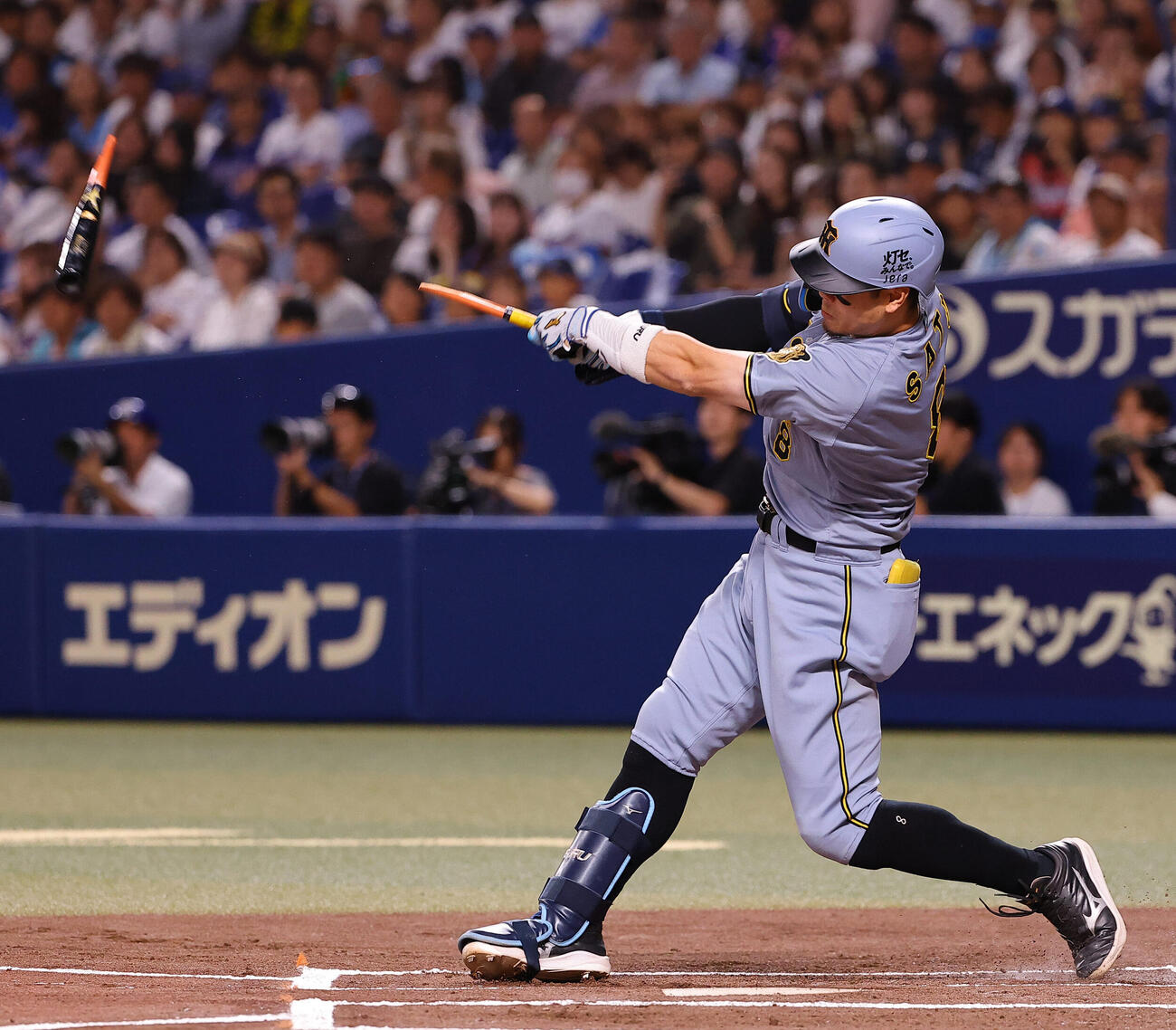 中日対阪神　1回表阪神1死一、二塁、佐藤輝明は先制適時打を放つ（撮影・上田博志）