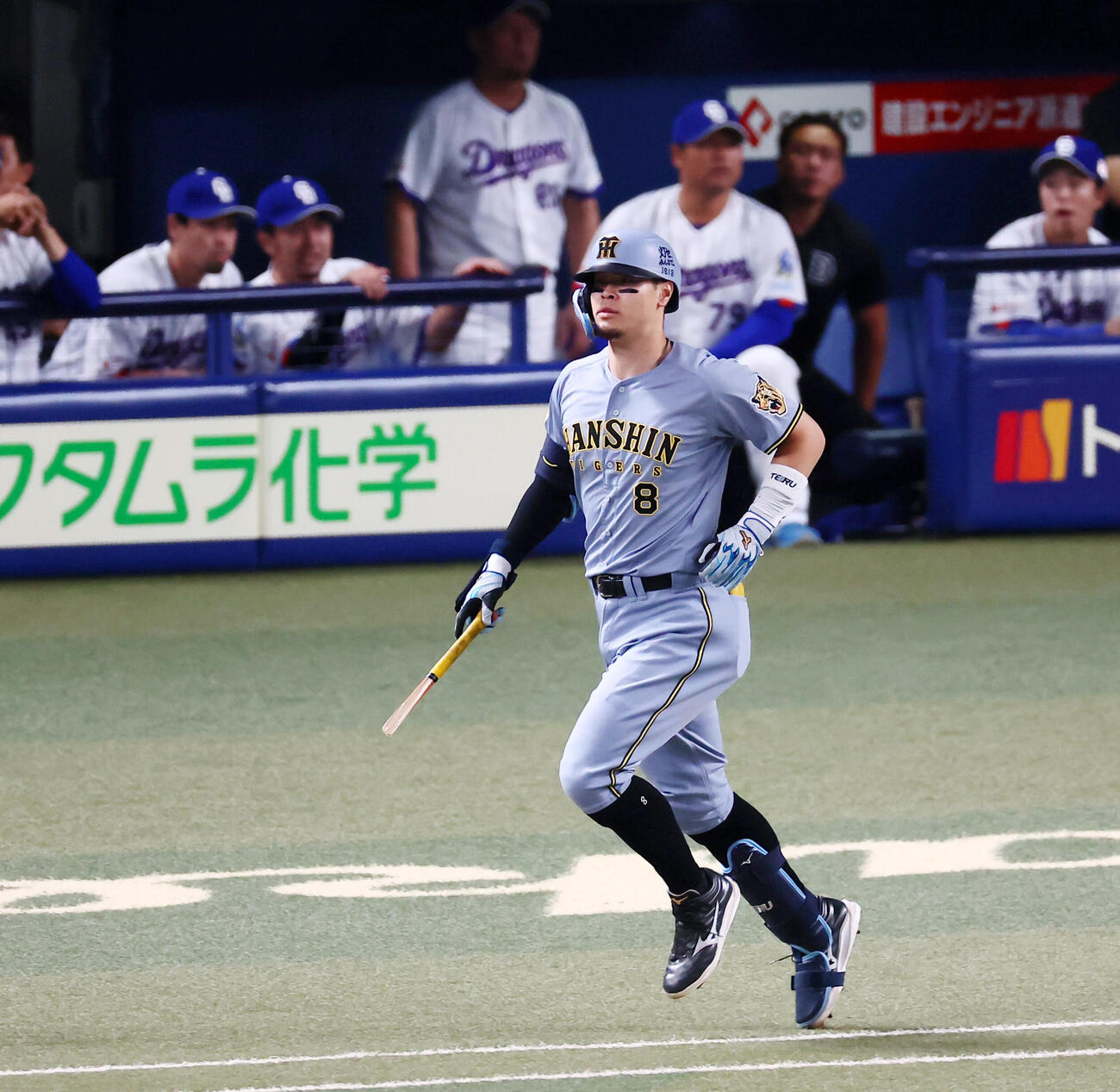 中日対阪神　1回表阪神1死一、二塁、佐藤輝明は右前適時打を放つ（撮影・加藤哉）