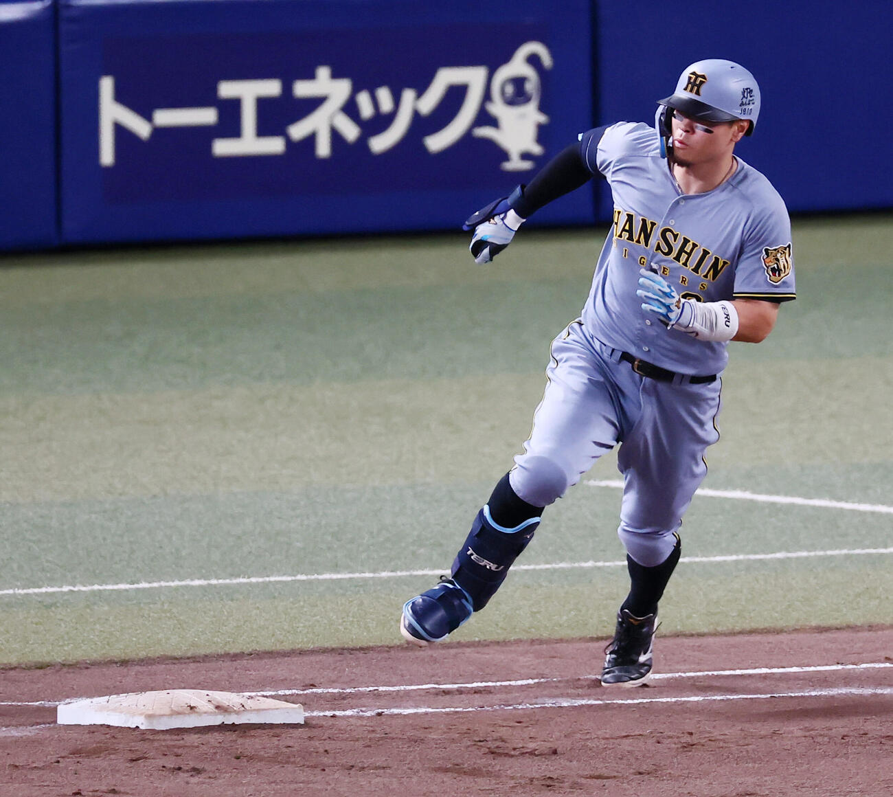 中日対阪神　6回表阪神無死一塁、佐藤輝明は右前打を放ち相手守備のミスを確認し二塁へ進塁（撮影・加藤哉）
