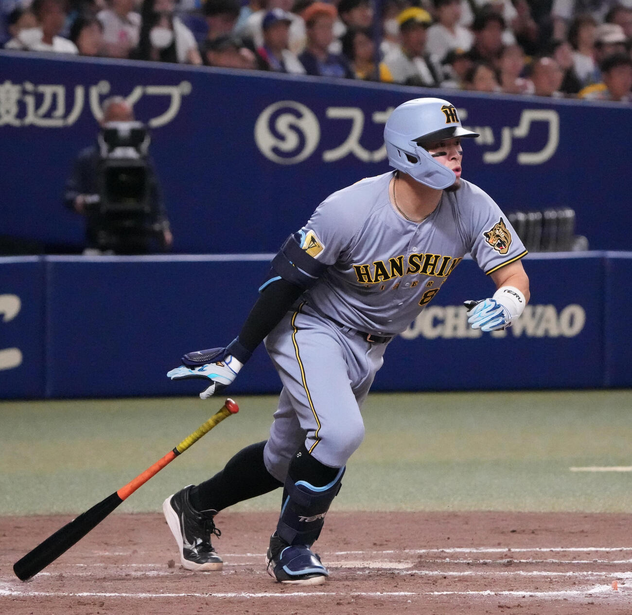 中日対阪神　9回表阪神無死一塁、安打を放つ佐藤輝明（撮影・森本幸一）