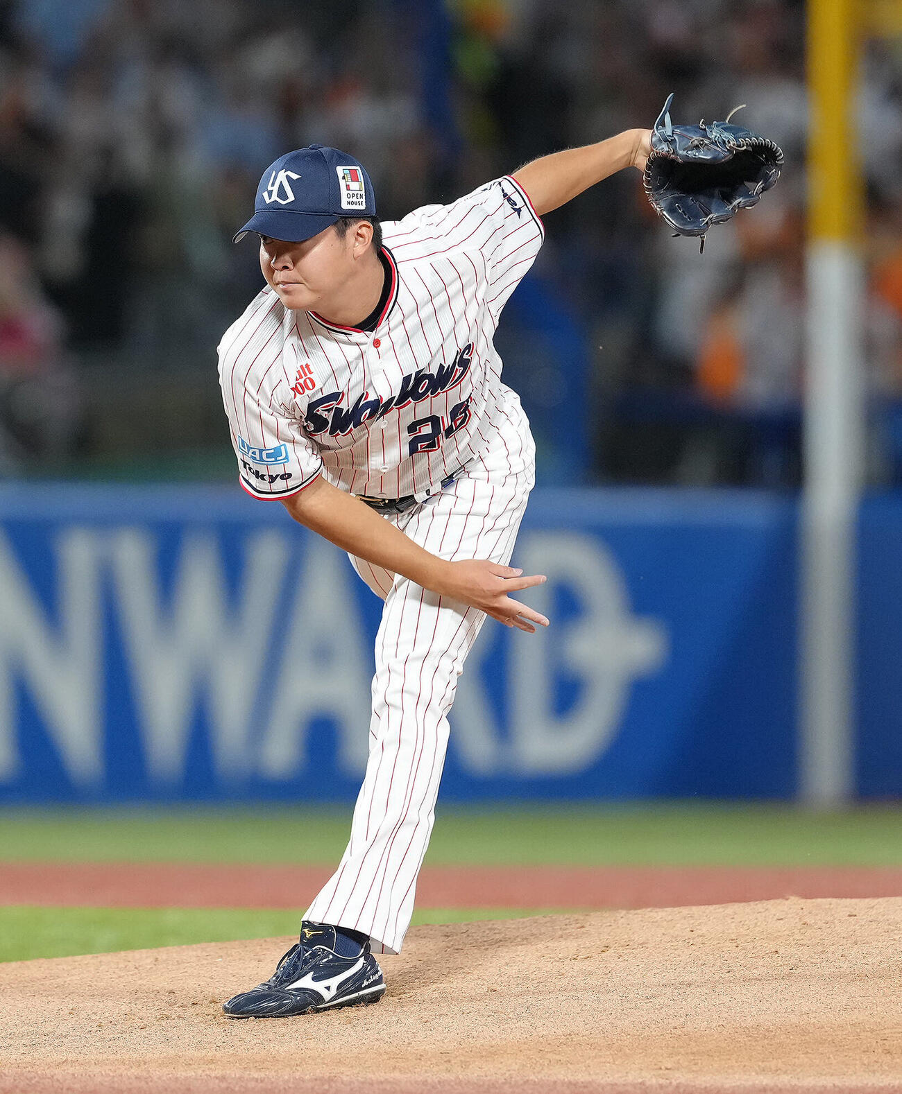 ヤクルト対巨人　1回途中、2番手でマウンドに上がったヤクルト松本健吾（撮影・足立雅史）