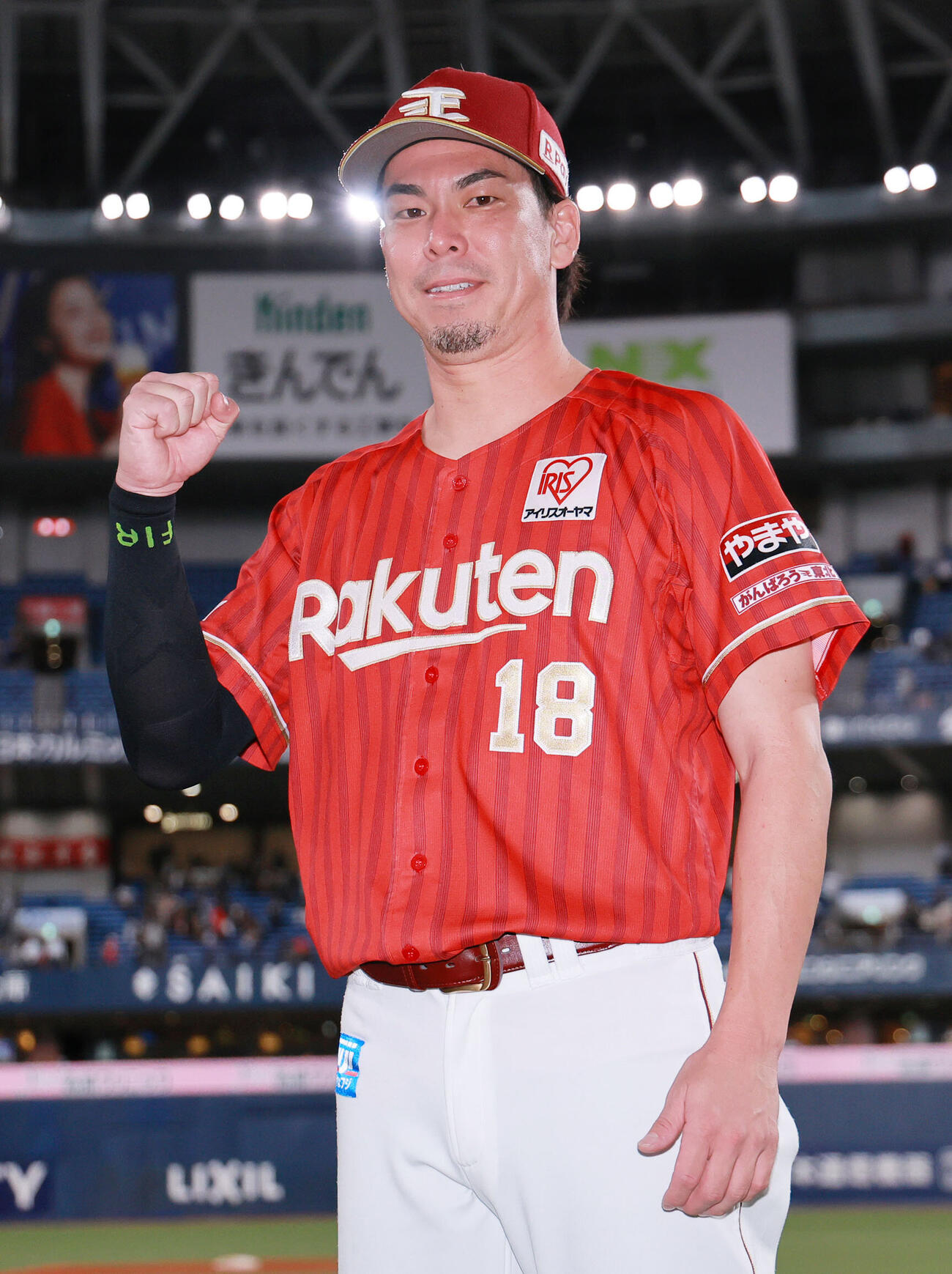オリックス対楽天　オリックスに勝利し、ポーズを決める楽天前田健太（撮影・上山淳一）