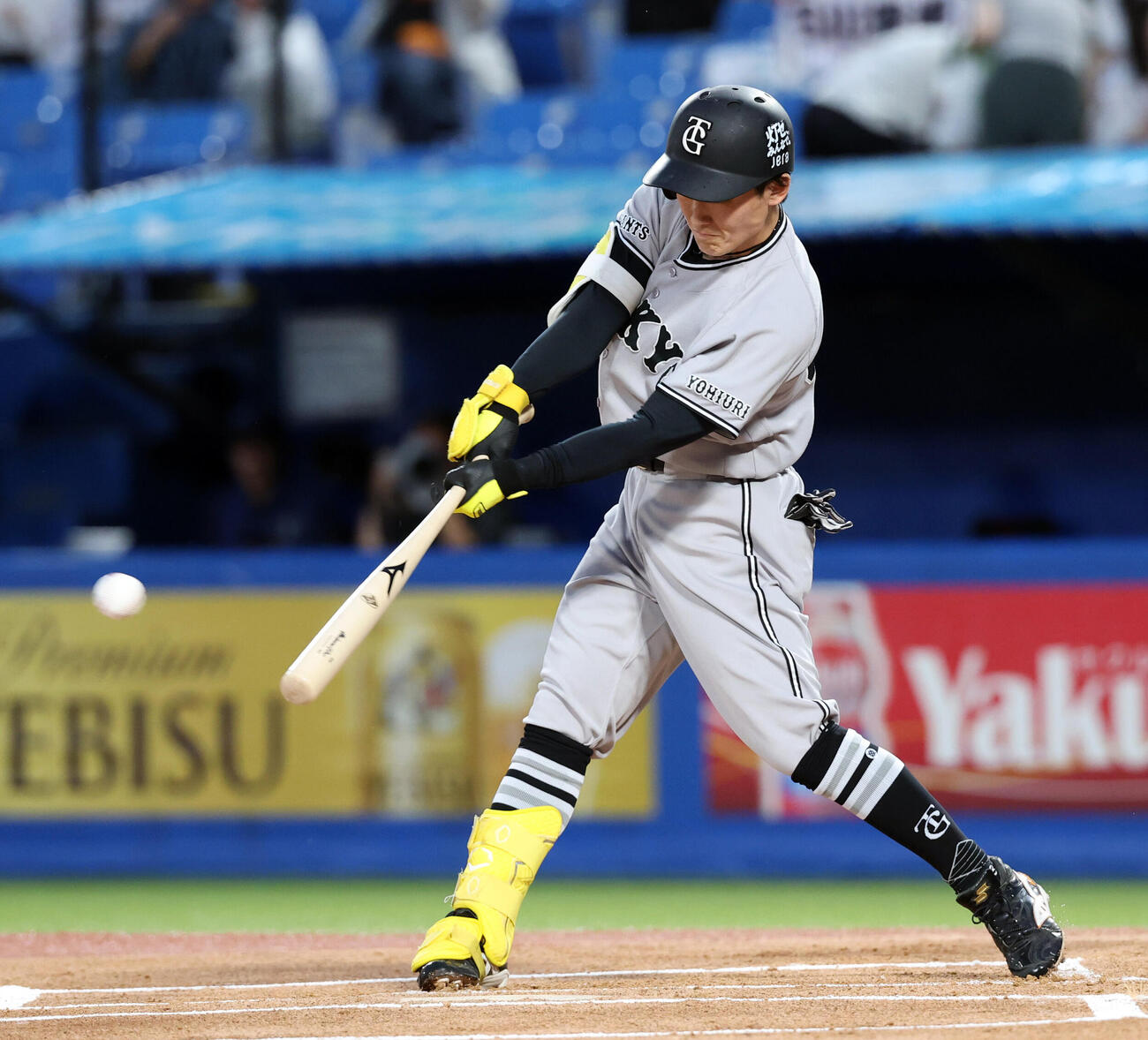ヤクルト対巨人　1回表巨人無死、浦田俊輔は右前打を放つ（撮影・浅見桂子）