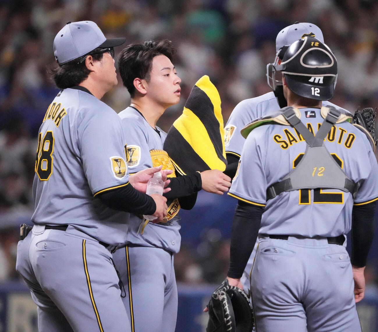 中日対阪神　1回裏中日2死二塁、マウンドの阪神先発下村海翔（左から2人目）のもとに集まる阪神ナイン（撮影・森本幸一）