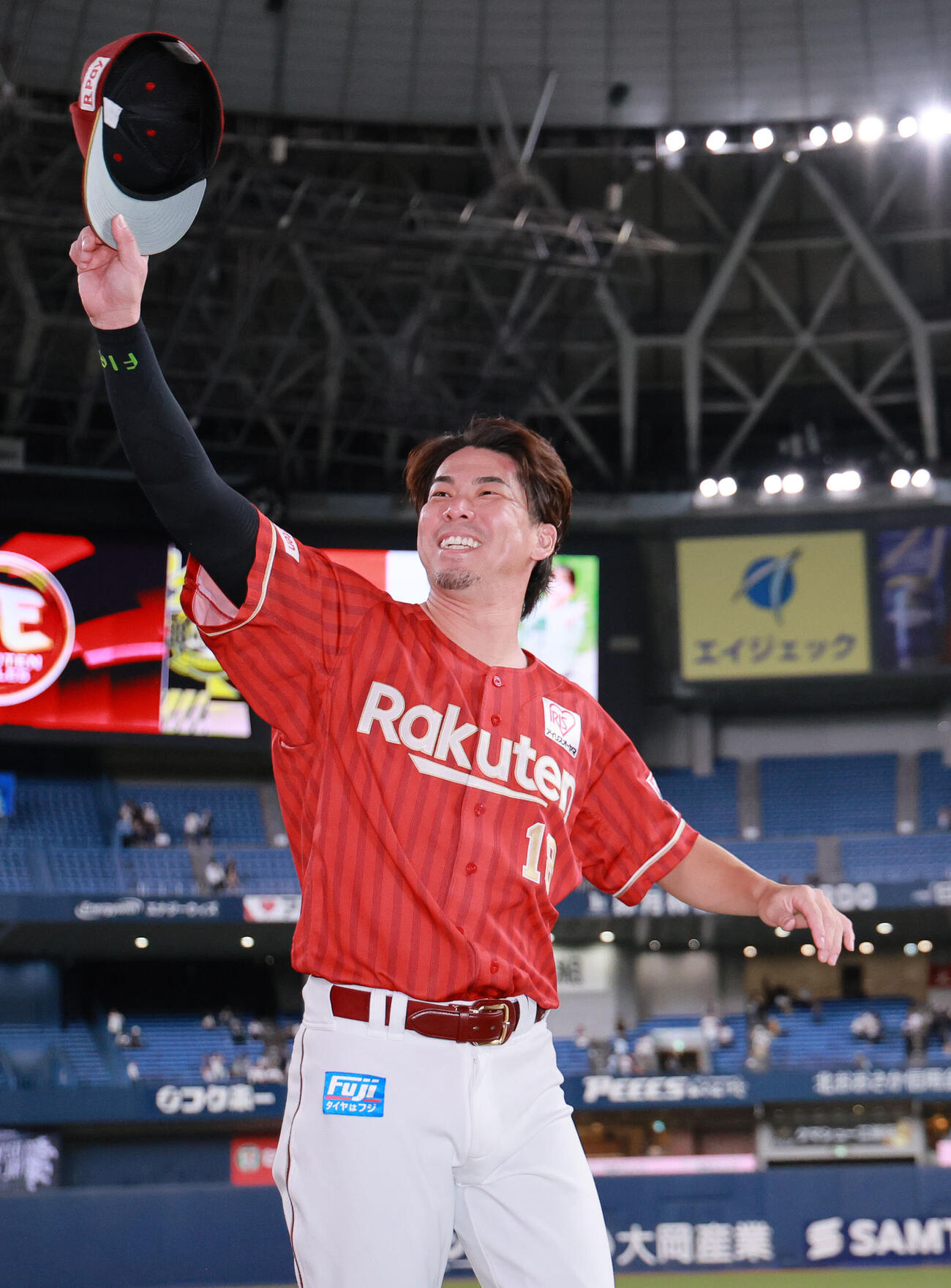 オリックス対楽天　ファンの声援に応えるヒーローの楽天前田健太（撮影・上山淳一）