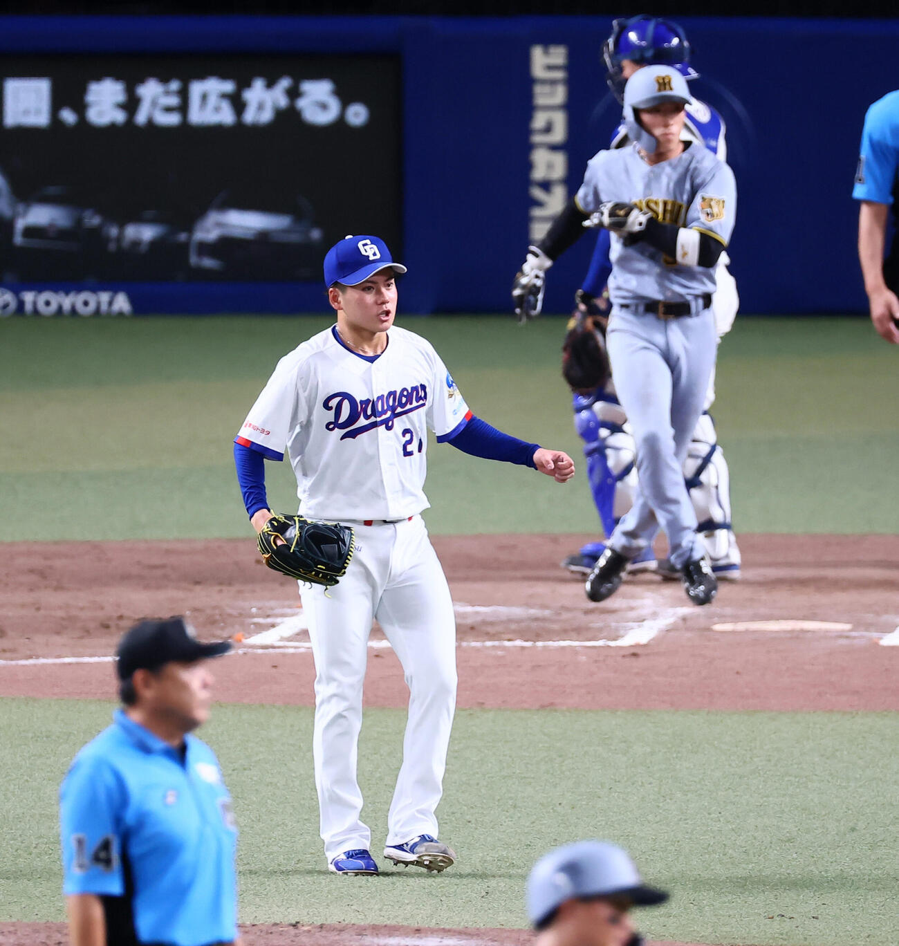 中日対阪神　7回表阪神2死満塁、金丸夢斗は佐藤輝明を遊飛に仕留めガッツポーズを見せる（撮影・加藤哉）