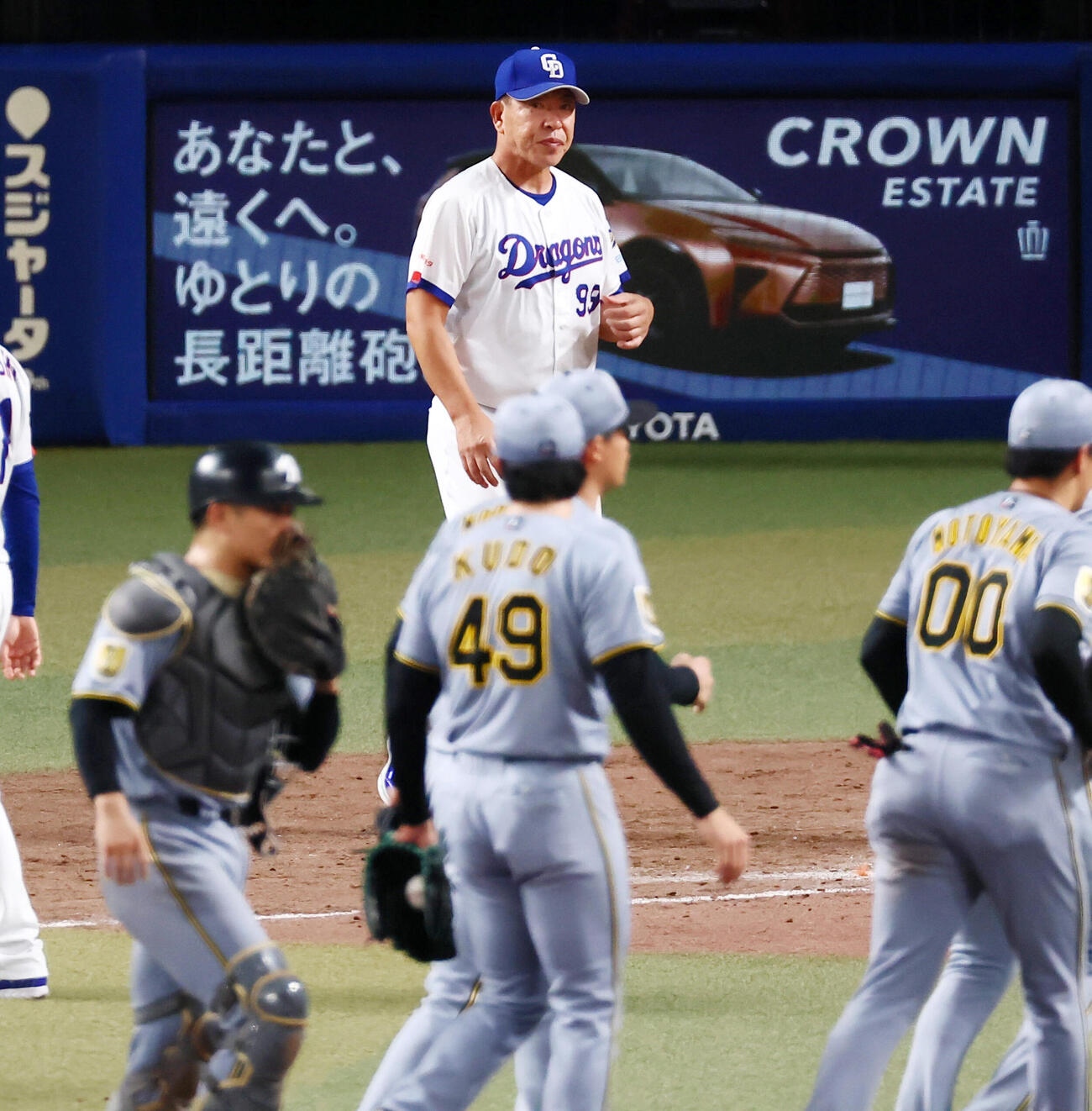 中日対阪神　阪神に敗れスタンドへあいさつに出る中日井上一樹監督（撮影・加藤哉）