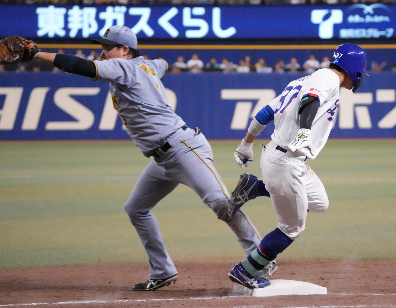 中日対阪神　9回裏中日2死一、二塁、樋口正修（右）は投ゴロに倒れる。ベースカバーは大山悠輔（撮影・森本幸一）