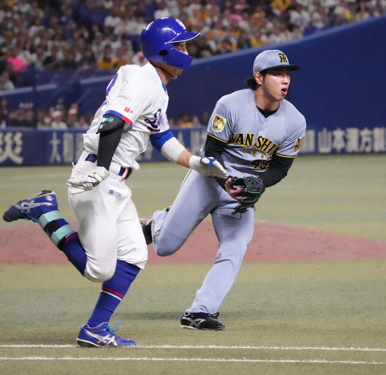 中日対阪神　9回裏中日2死一、二塁、工藤泰成（右）は樋口正修を投ゴロに仕留める（撮影・森本幸一）