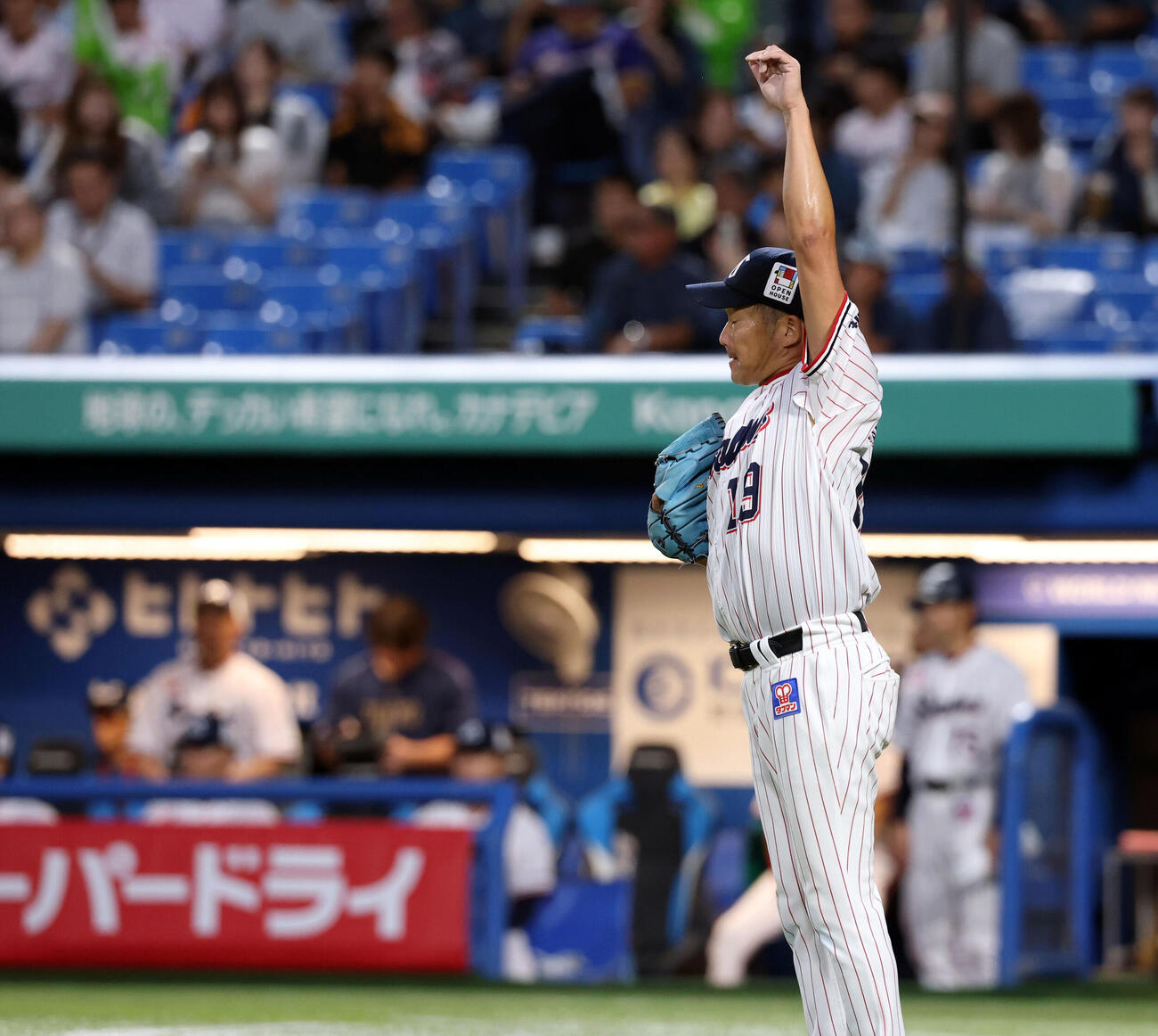 ヤクルト対巨人　1回表巨人1死一塁、泉口友汰に二塁打を許した場面で、カバーに入った石川雅規は肩を上げて動かす（撮影・浅見桂子）