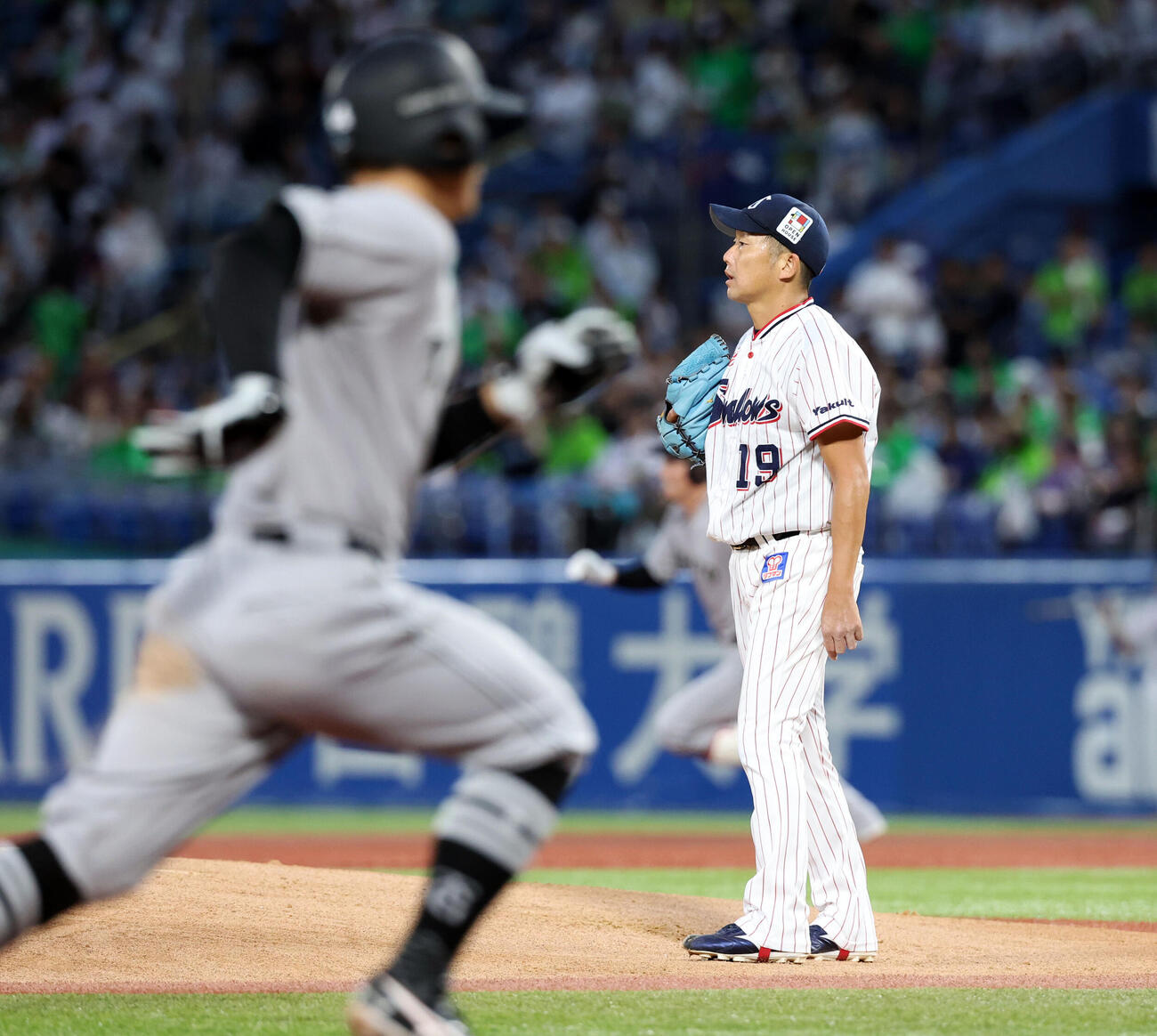 ヤクルト対巨人　1回表巨人無死三塁、松本剛（後方）に適時二塁打を許し、ぼう然と見つめる石川雅規（撮影・浅見桂子）
