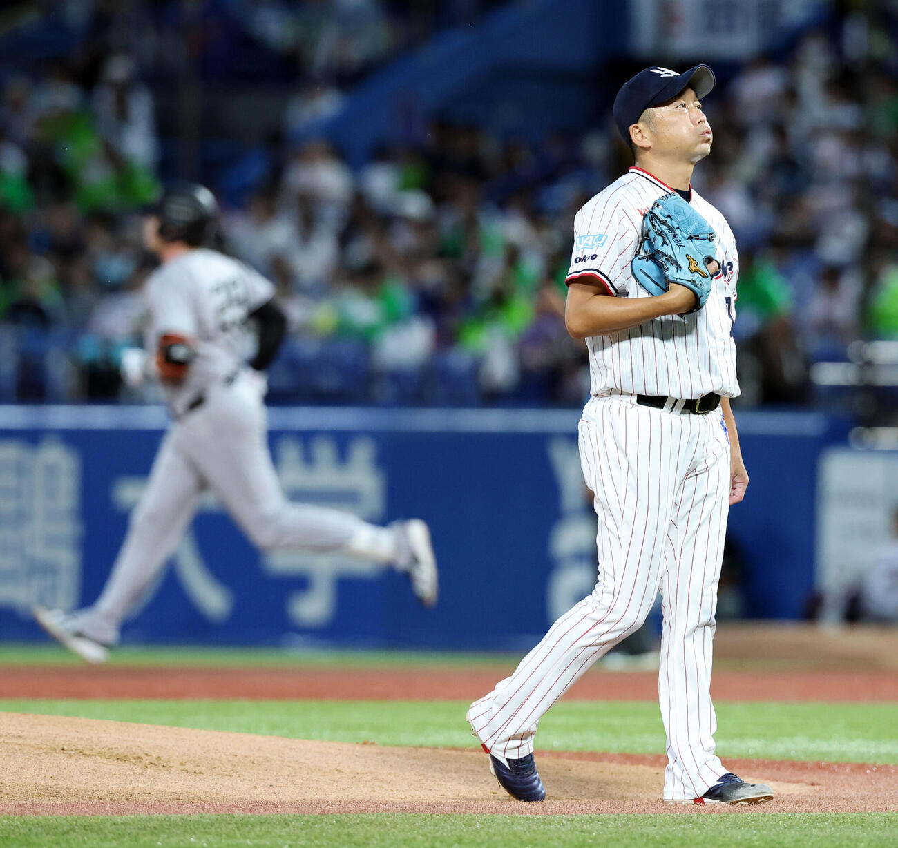 ヤクルト対巨人　1回表巨人無死二塁、ボビー・ダルベック（後方）に2点本塁打を許し、ふーっと息をはく石川雅規（撮影・浅見桂子）
