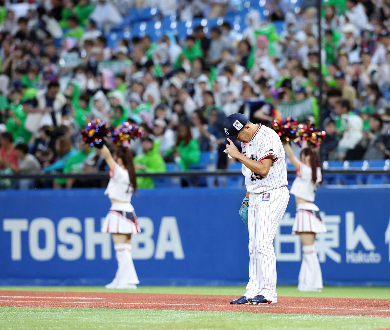 ヤクルト対巨人　1回表巨人の攻撃でマウンドに向かうヤクルト先発の石川雅規は一礼する（撮影・浅見桂子）
