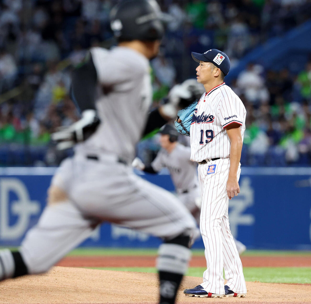 ヤクルト対巨人　1回表巨人無死三塁、松本剛（後方）に適時二塁打を許し、ぼう然と見つめる石川雅規（撮影・浅見桂子）