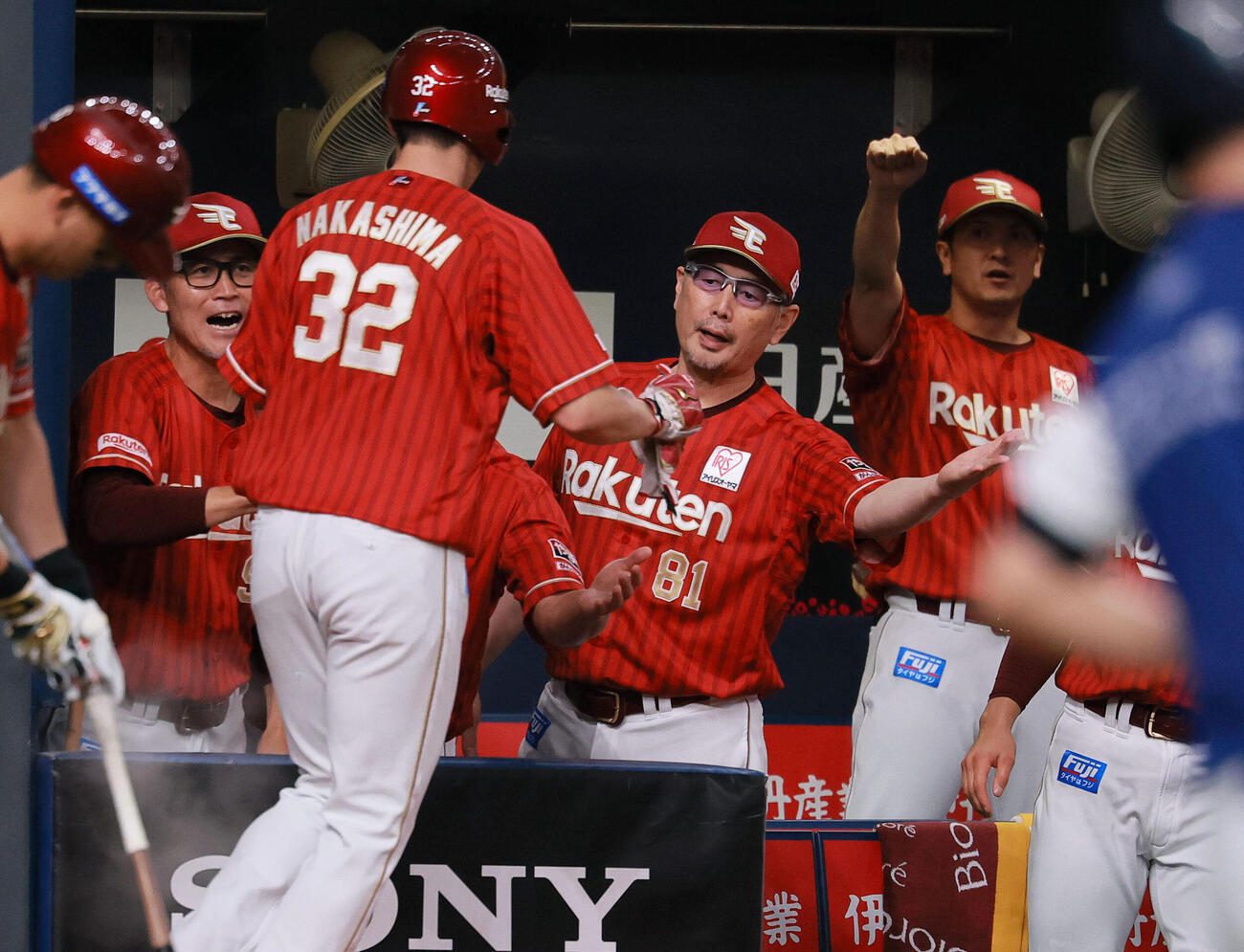 オリックス対楽天　1回表楽天2死三塁、吉井理人監督（右から2人目）はカーソン・マッカスカーの適時打で生還した三走中島大輔を出迎える（撮影・上山淳一）