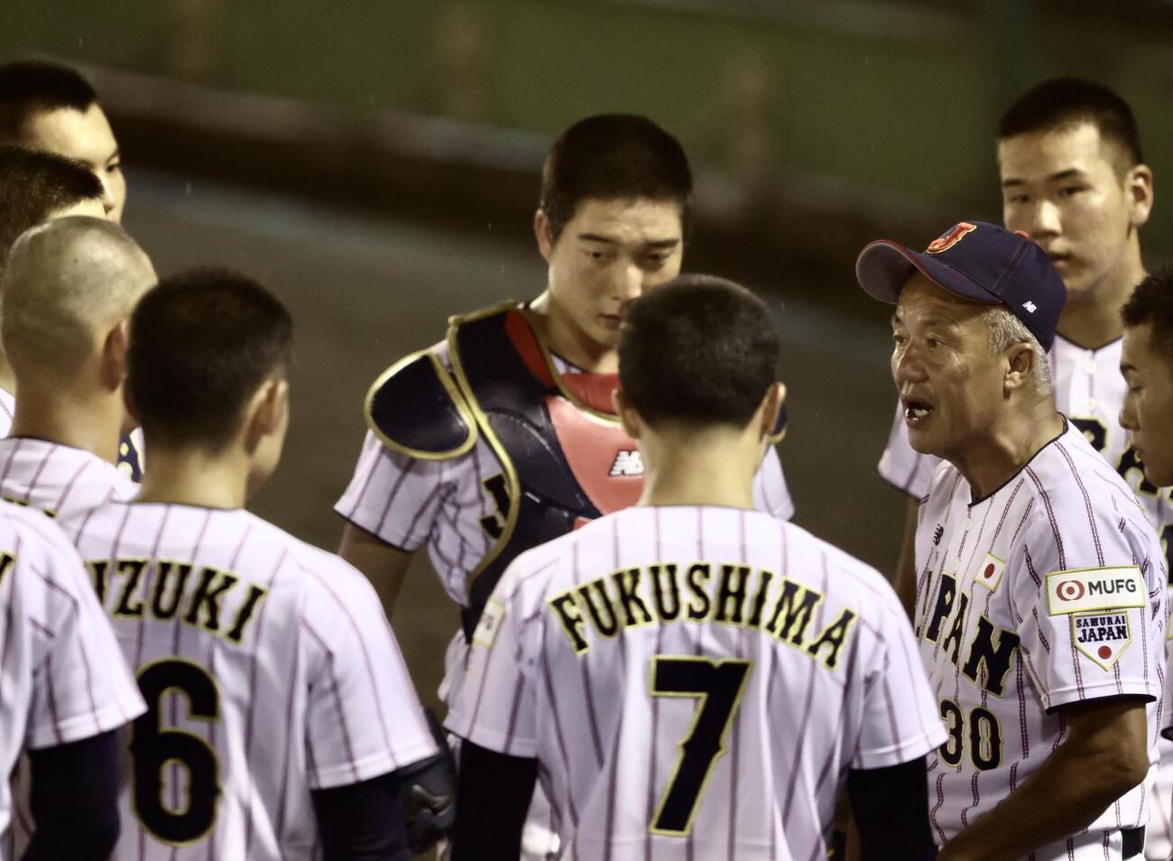 U18高校日本代表対早大　選手たちと話すU18高校日本代表・岡田龍生監督（右）（撮影・河田真司）
