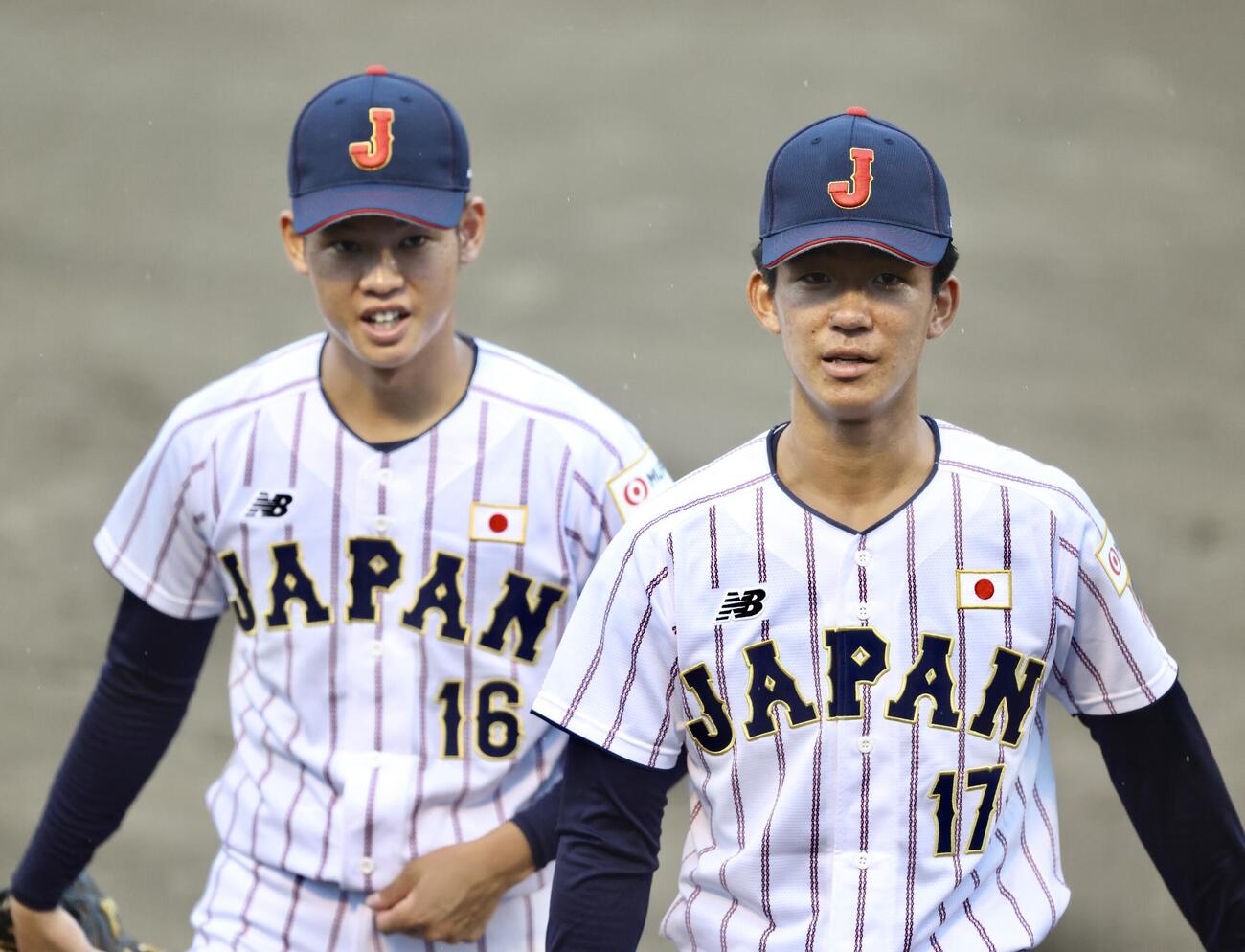 キャッチボールを終え移動するU18高校日本代表の萬谷堅心（右）と鈴木悠悟（撮影・河田真司）