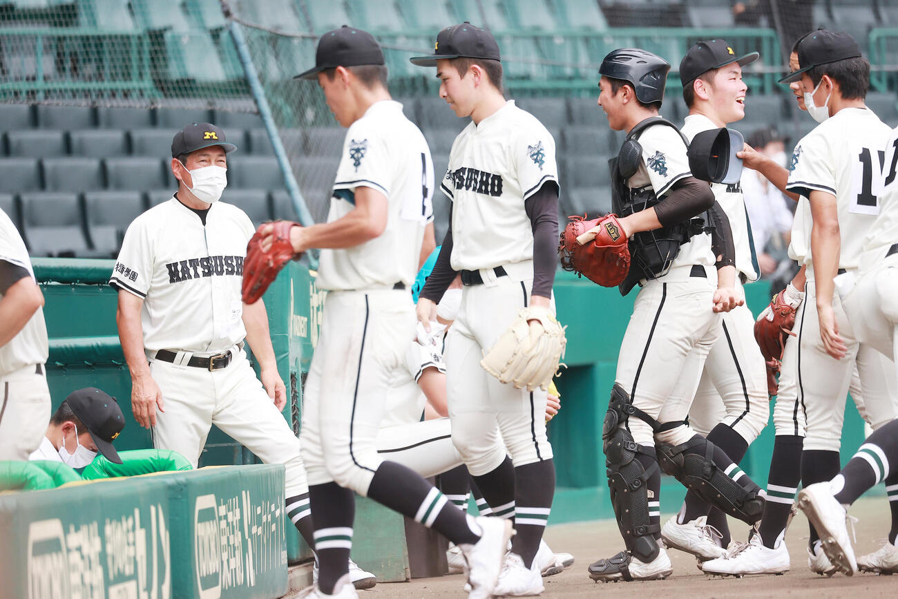 21年、第103回全国高校野球選手権大会　明徳義塾対松商学園　選手を迎える松商学園・足立修監督