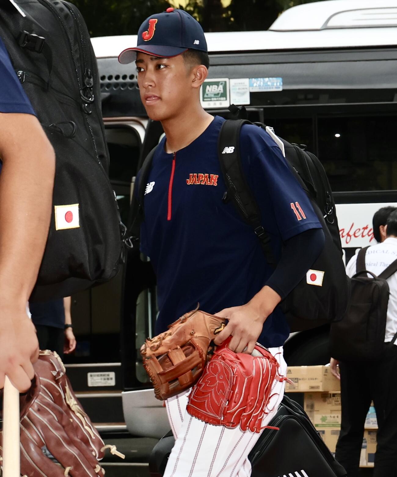 2026年8月27日、球場入りするU18日本代表・織田翔希