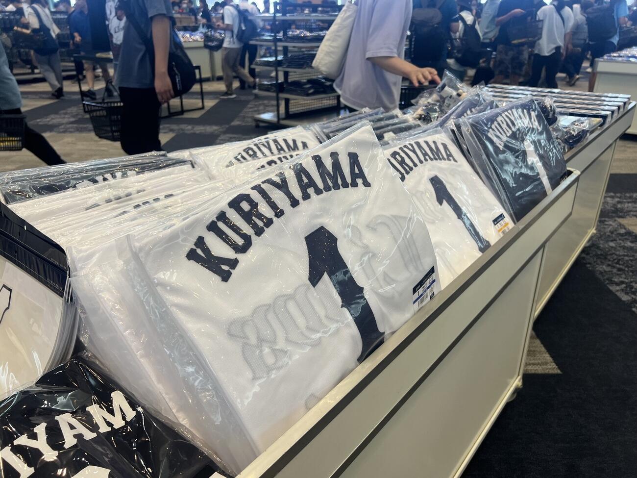 にぎわう西武栗山の引退記念グッズ販売会場