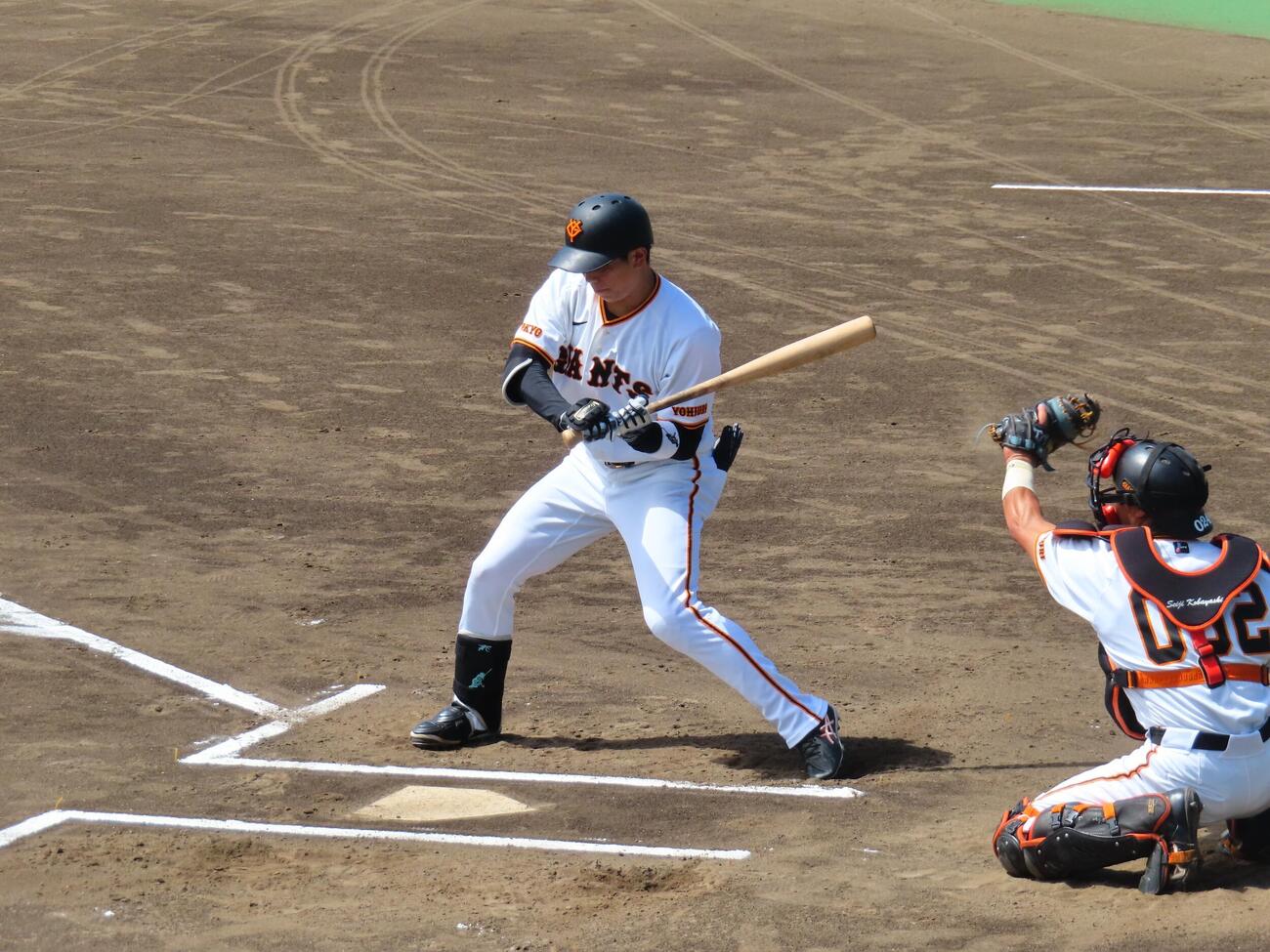 巨人練習　ライブBPで打席に立つ門脇誠