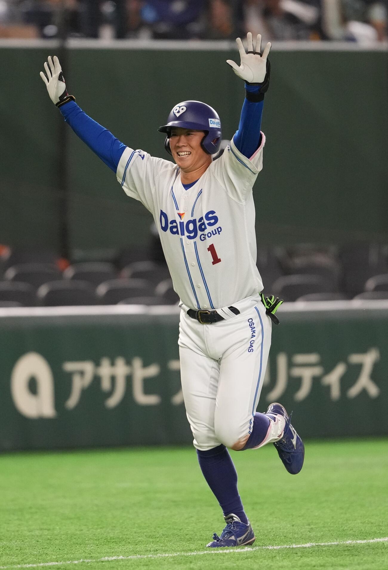 JR西日本対大阪ガス　9回裏大阪ガス2死満塁、逆転サヨナラ満塁本塁打を放ち笑顔を見せる清水聖也（撮影・小島史椰）