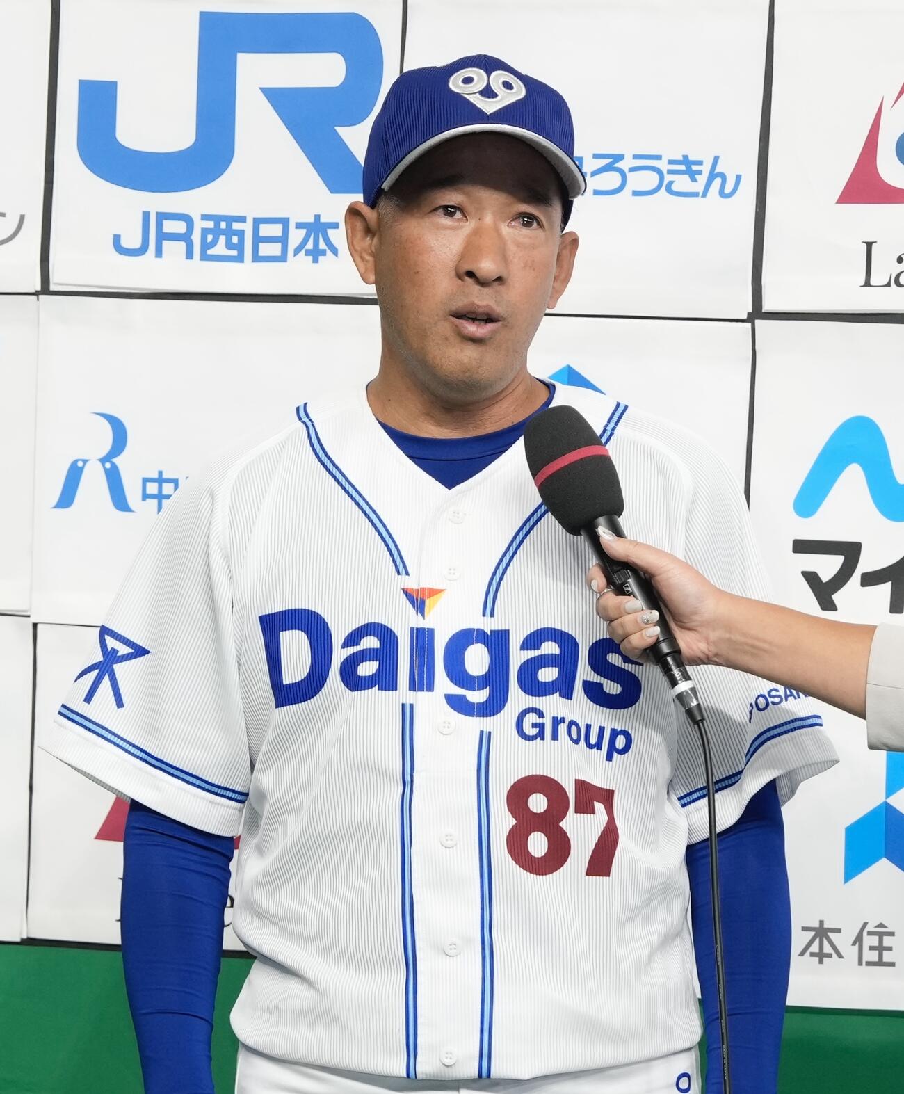 JR西日本対大阪ガス　JR西日本にサヨナラ勝ちしインタビューに答える大阪ガス・峯岡格（撮影・小島史椰）