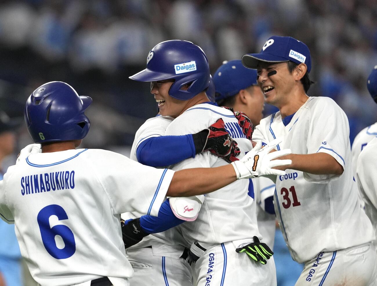JR西日本対大阪ガス　9回裏大阪ガス2死満塁、逆転サヨナラ満塁本塁打を放ち笑顔で抱き合う清水聖也（中央）（撮影・小島史椰）