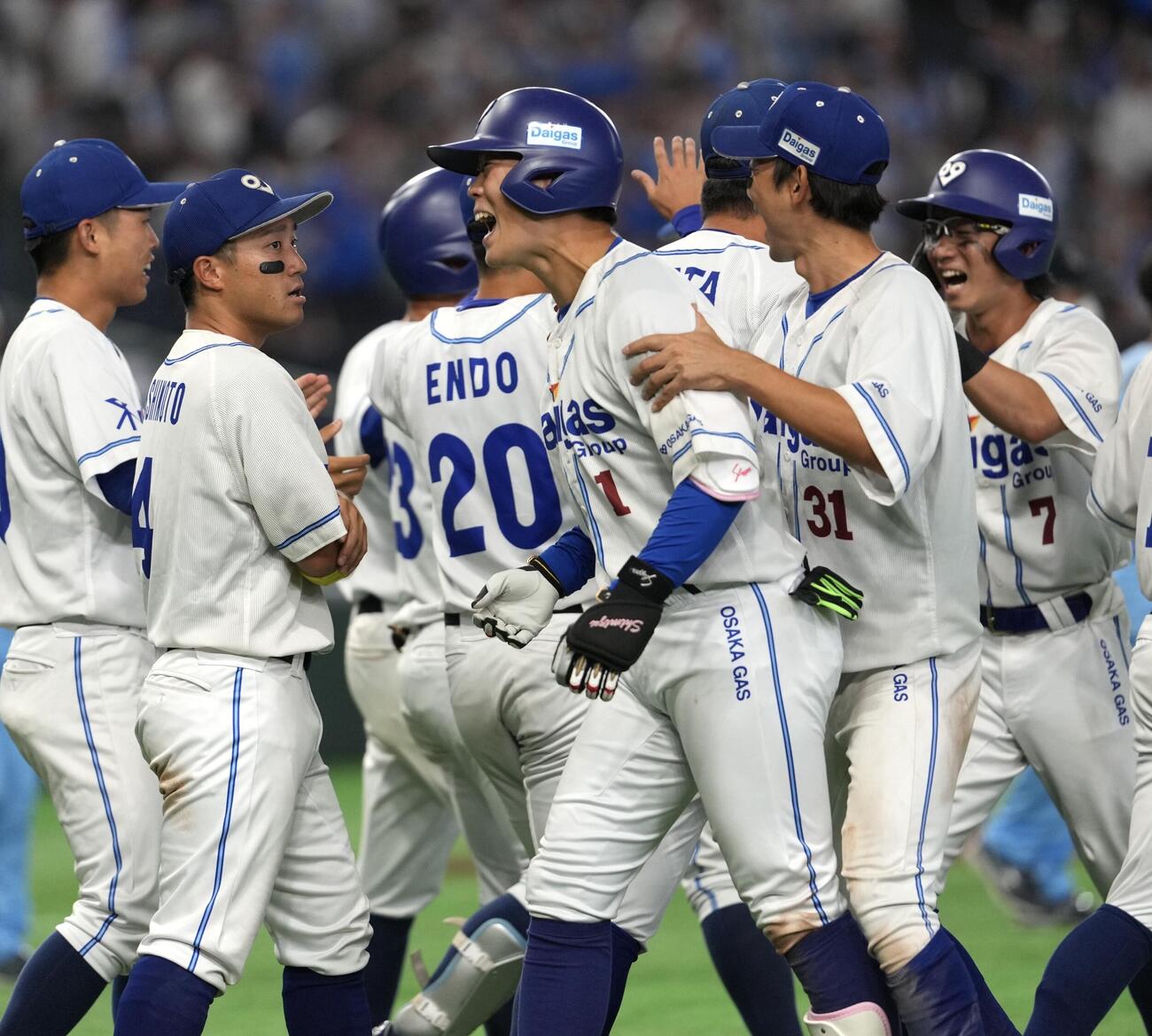 JR西日本対大阪ガス　9回裏大阪ガス2死満塁、逆転サヨナラ満塁本塁打を放ち喜びを爆発させる清水聖也（中央）（撮影・小島史椰）
