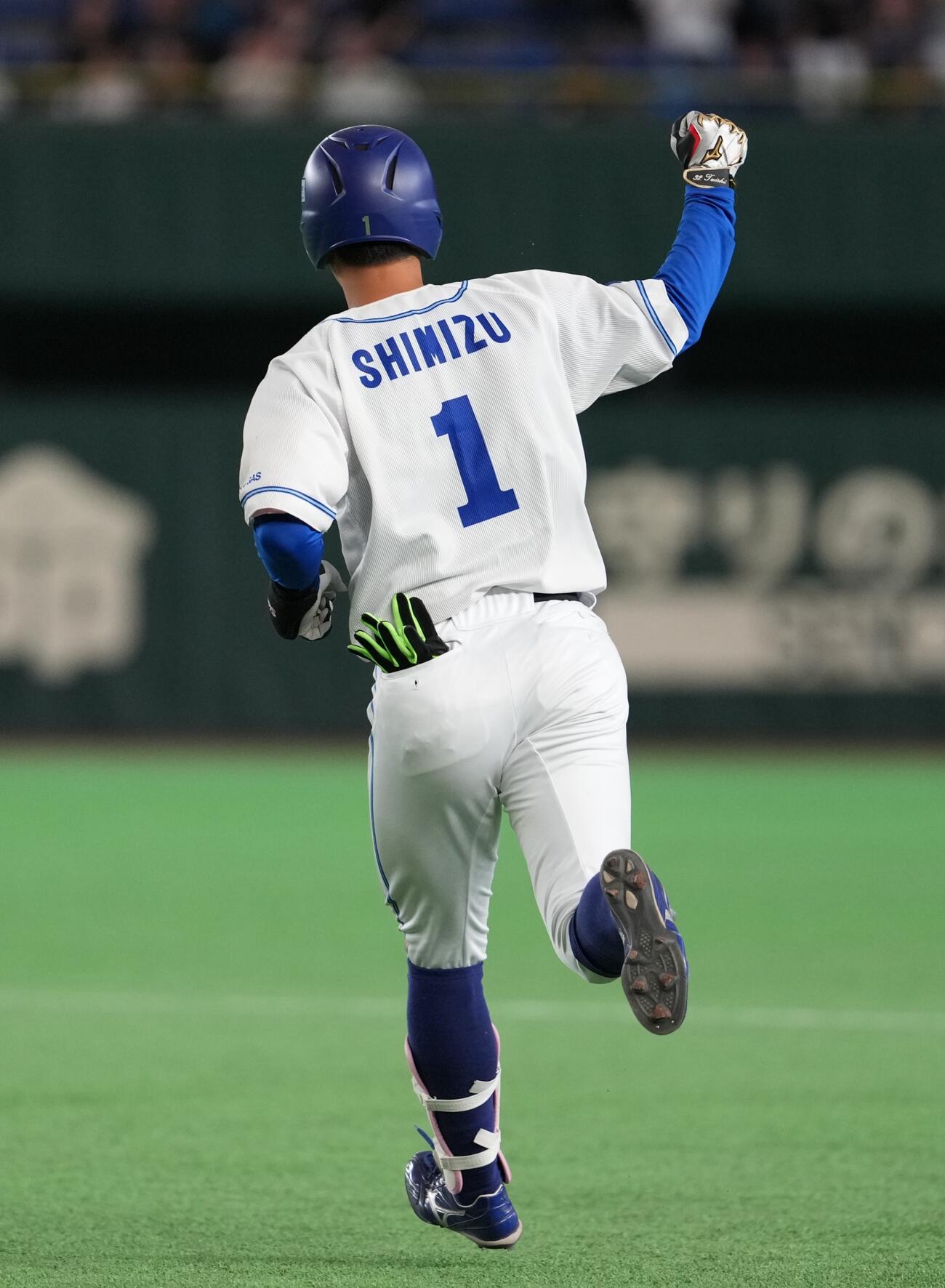 JR西日本対大阪ガス　9回裏大阪ガス2死満塁、逆転サヨナラ満塁本塁打を放ちダイヤモンドを回る清水聖也（撮影・小島史椰）
