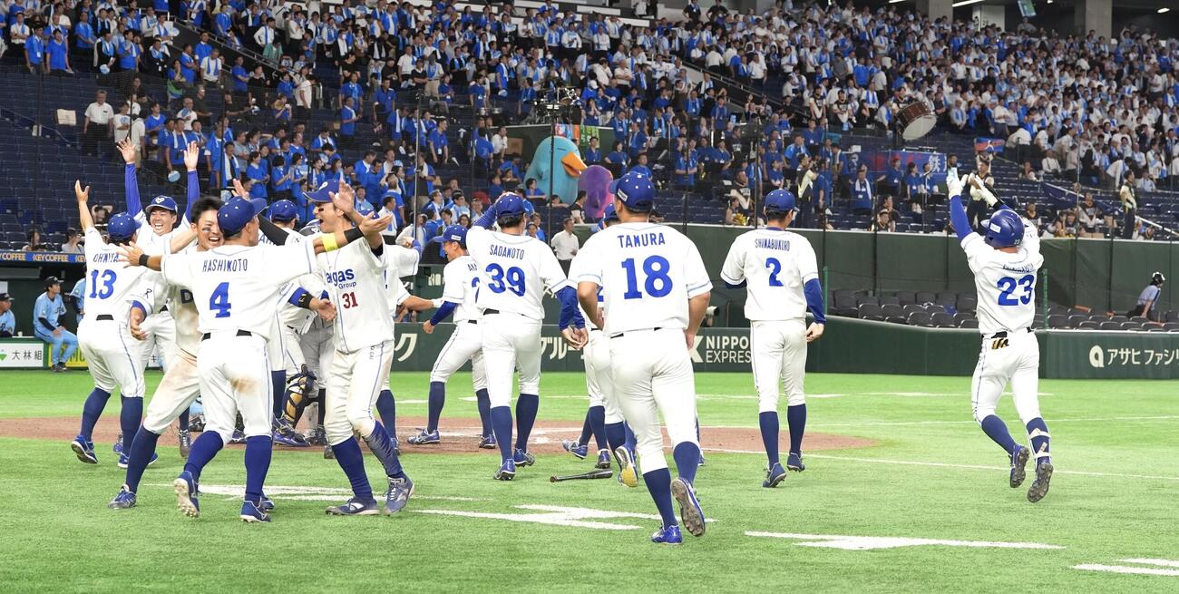 JR西日本対大阪ガス　9回裏大阪ガス2死満塁、清水聖也が逆転サヨナラ満塁本塁打を放ち駆け出す大阪ガスの選手たち（撮影・小島史椰）