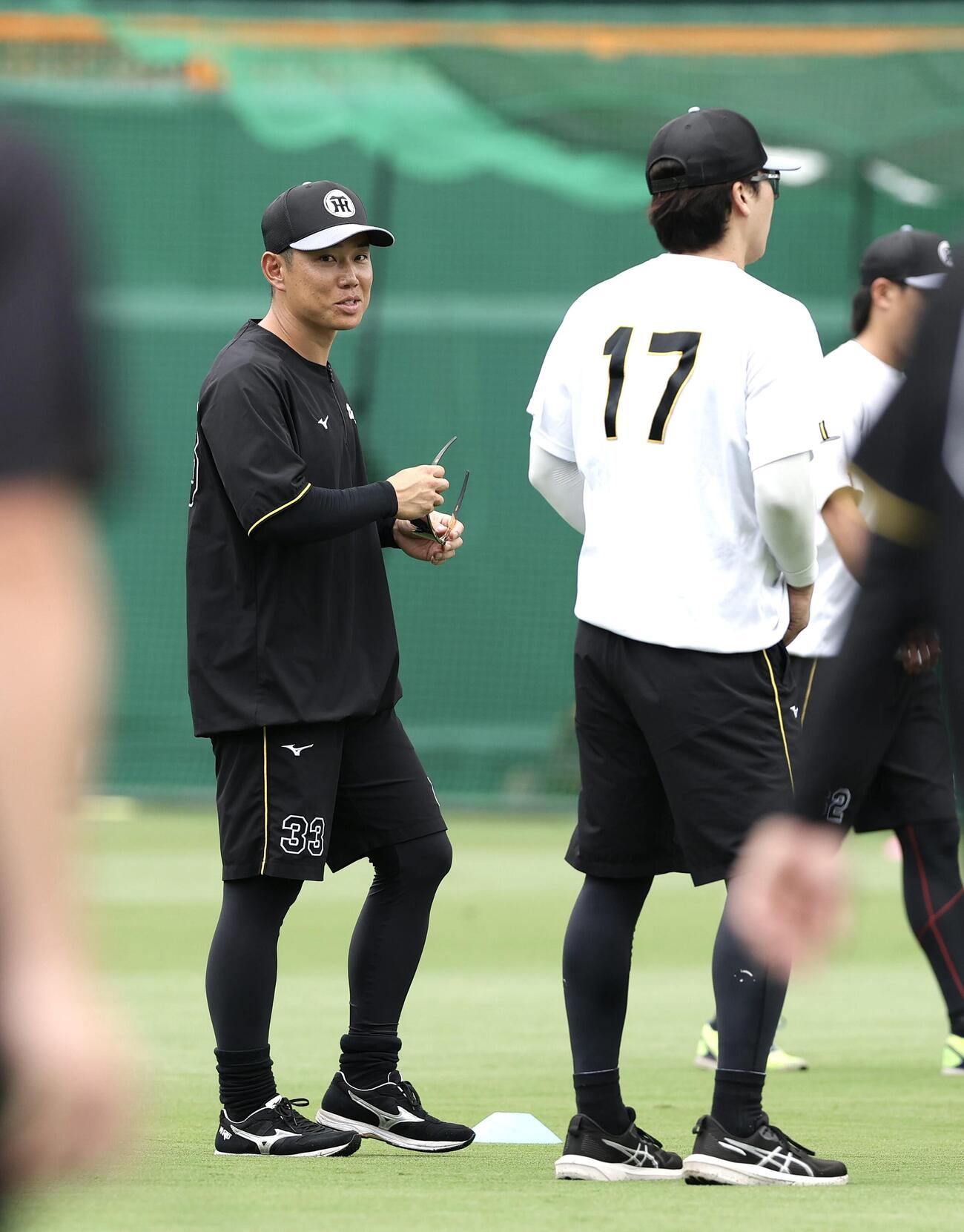 阪神対巨人　1軍に合流した阪神糸原健斗（左）（撮影・前田充）