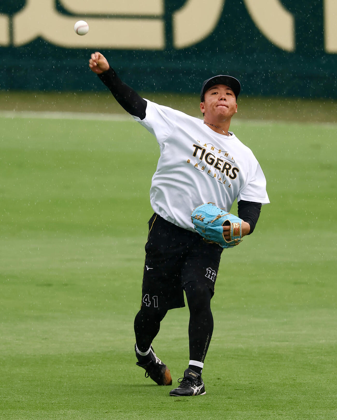 阪神対巨人　練習でキャッチボールする阪神村上頌樹（撮影・加藤哉）