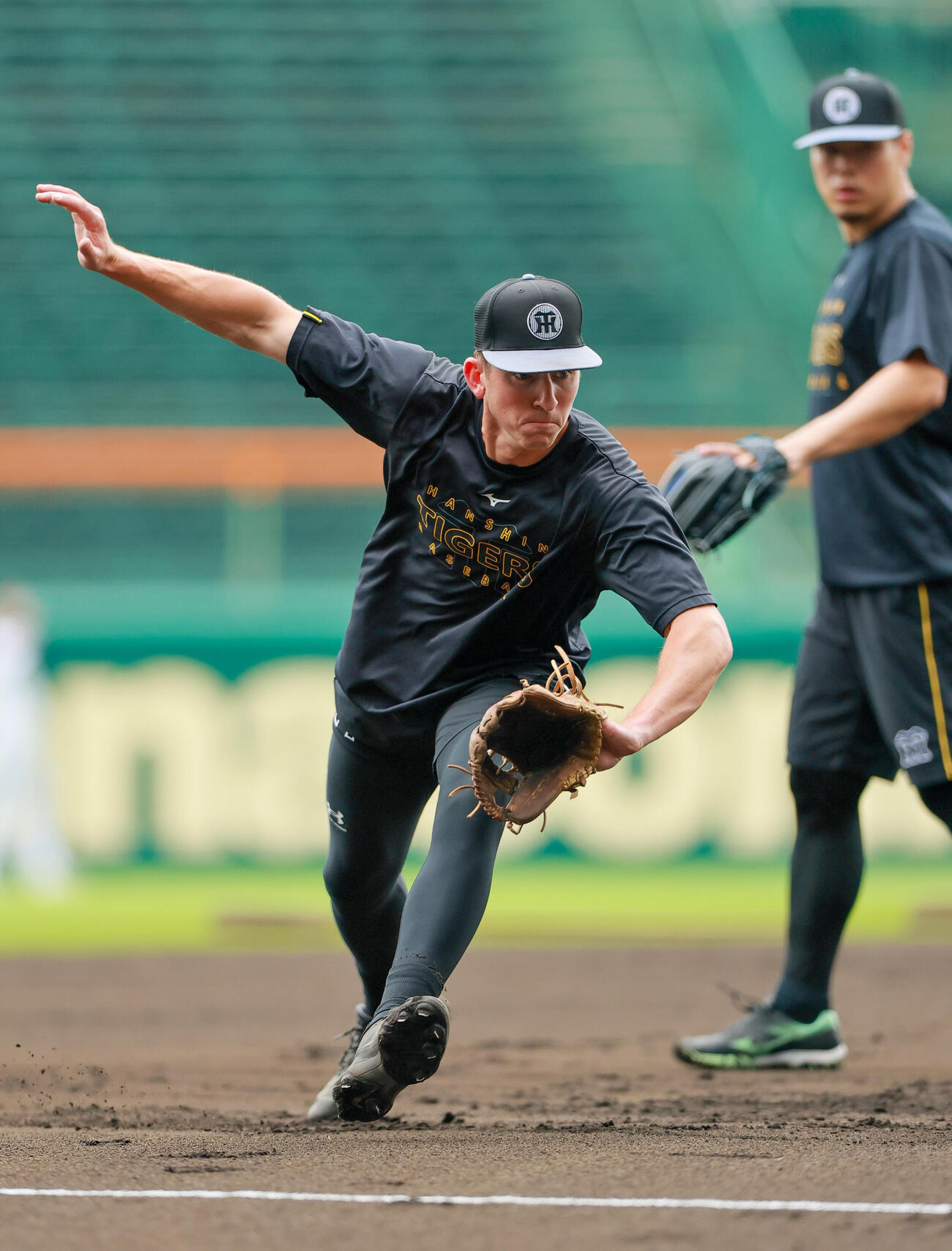 阪神対巨人　ノックを受ける阪神キャム・ディベイニー（撮影・上山淳一）