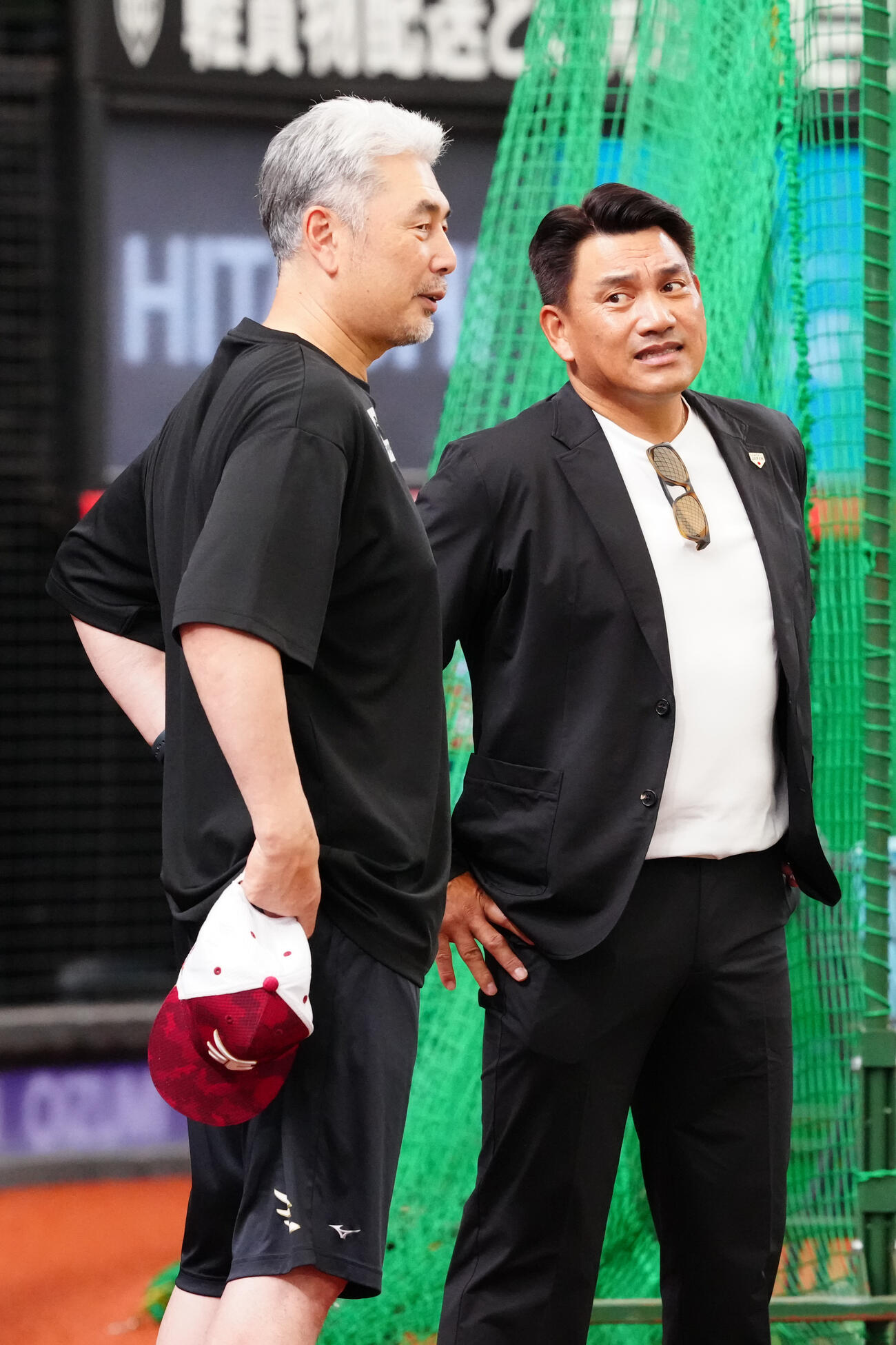 西武対楽天　試合前、楽天吉井理人監督（左）と言葉を交わす侍ジャパン井口資仁監督（撮影・江口和貴）