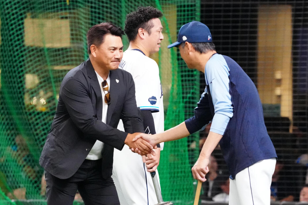 西武対楽天　試合前、西武西口文也監督（右）と握手を交わす侍ジャパン井口資仁監督（撮影・江口和貴）