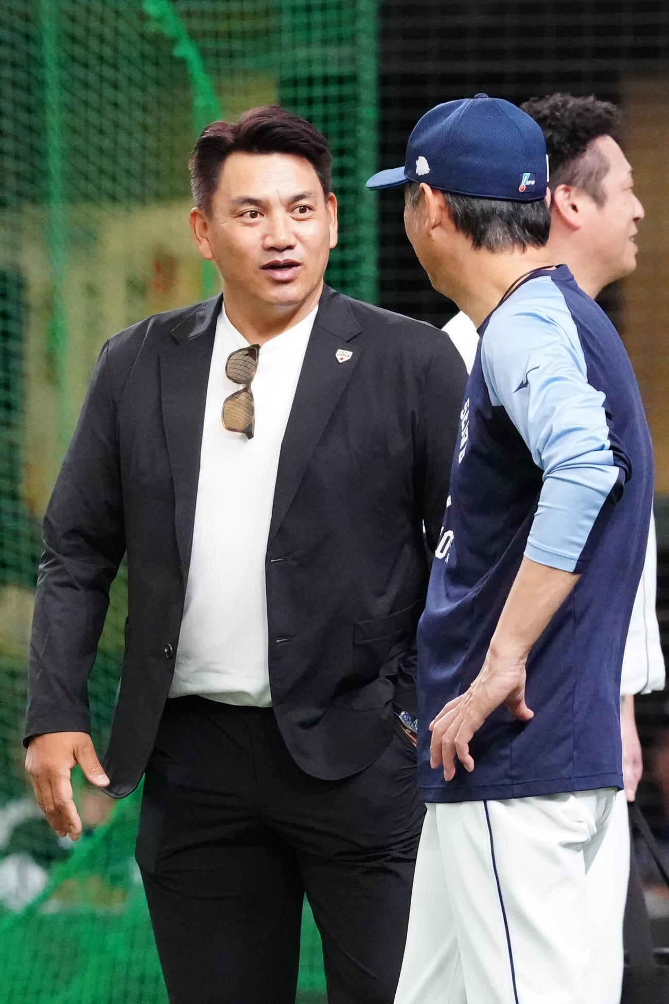 西武対楽天　試合前、西武西口文也監督（右）と言葉を交わす侍ジャパン井口資仁監督（撮影・江口和貴）