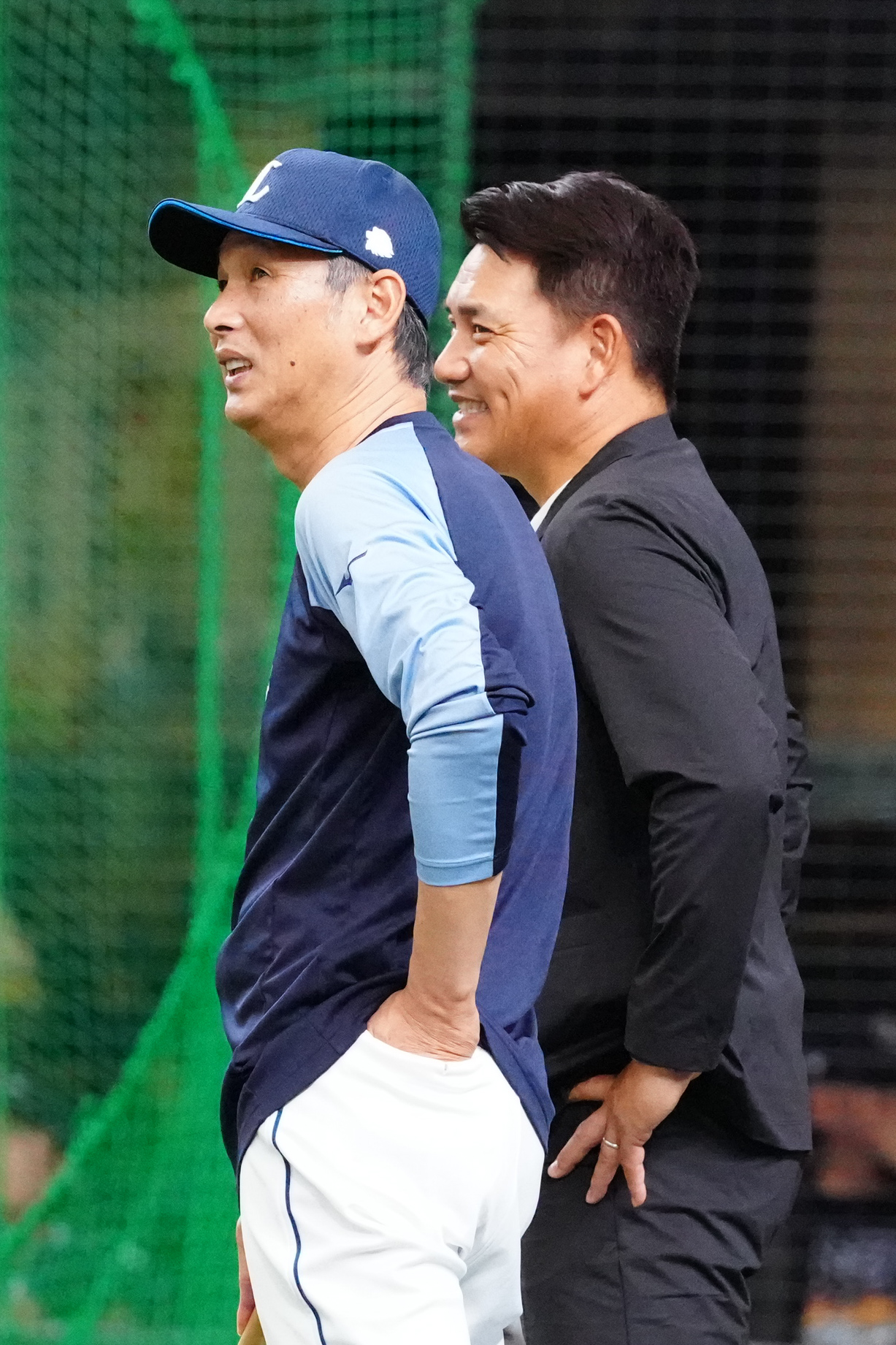 西武対楽天　試合前、言葉を交わす西武西口文也監督（左）と侍ジャパン井口資仁監督（撮影・江口和貴）