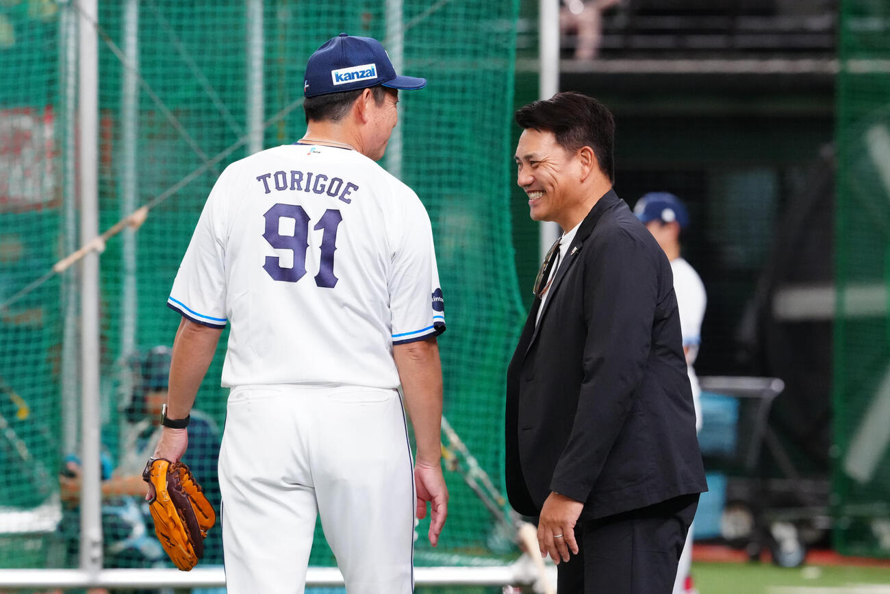西武対楽天　試合前、西武鳥越裕介ヘッドコーチ（左）と言葉を交わす侍ジャパン井口資仁監督（撮影・江口和貴）